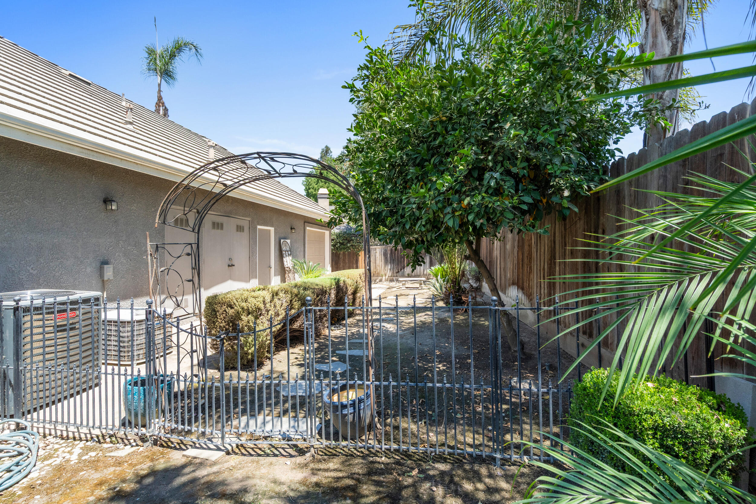 5709 W Seeger Ct, Visalia, CA 93277