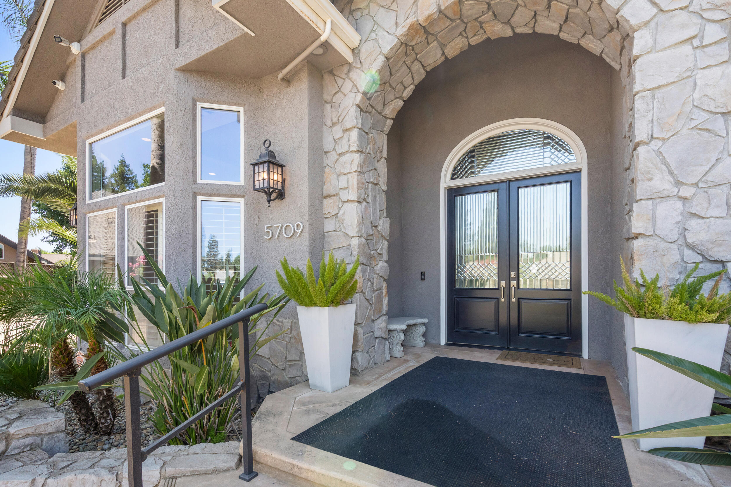 5709 W Seeger Ct, Visalia, CA 93277