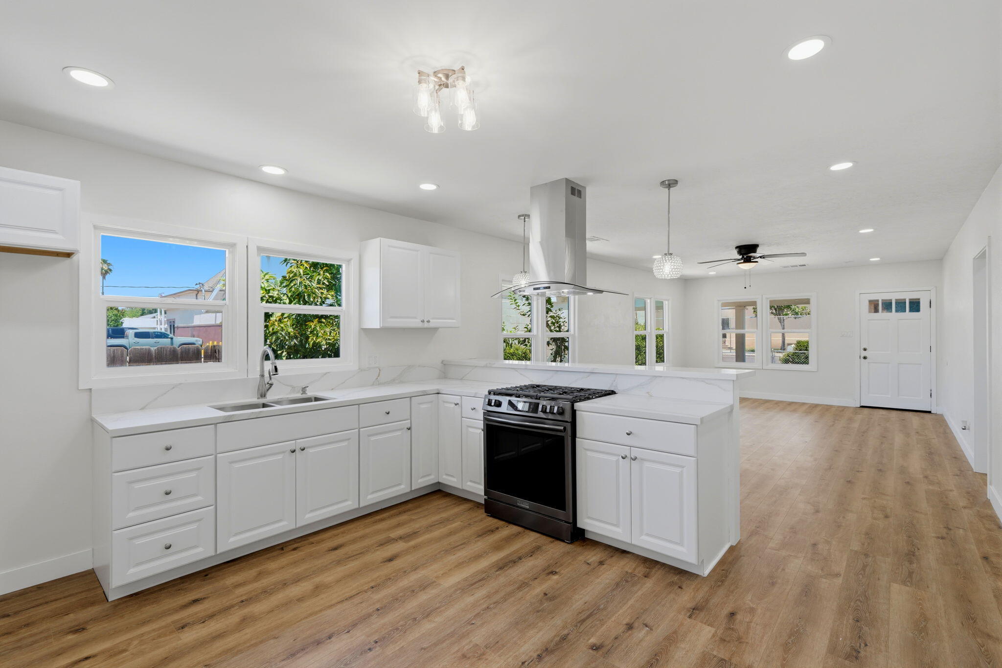 35 S Howland St, Porterville, CA 93257