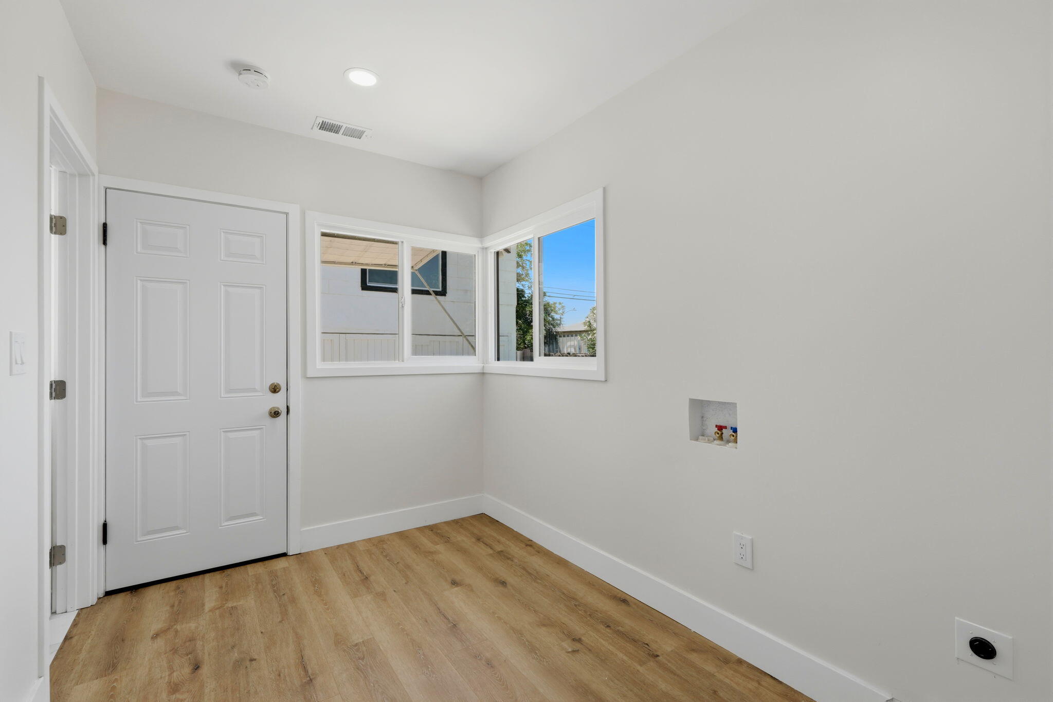 35 S Howland St, Porterville, CA 93257