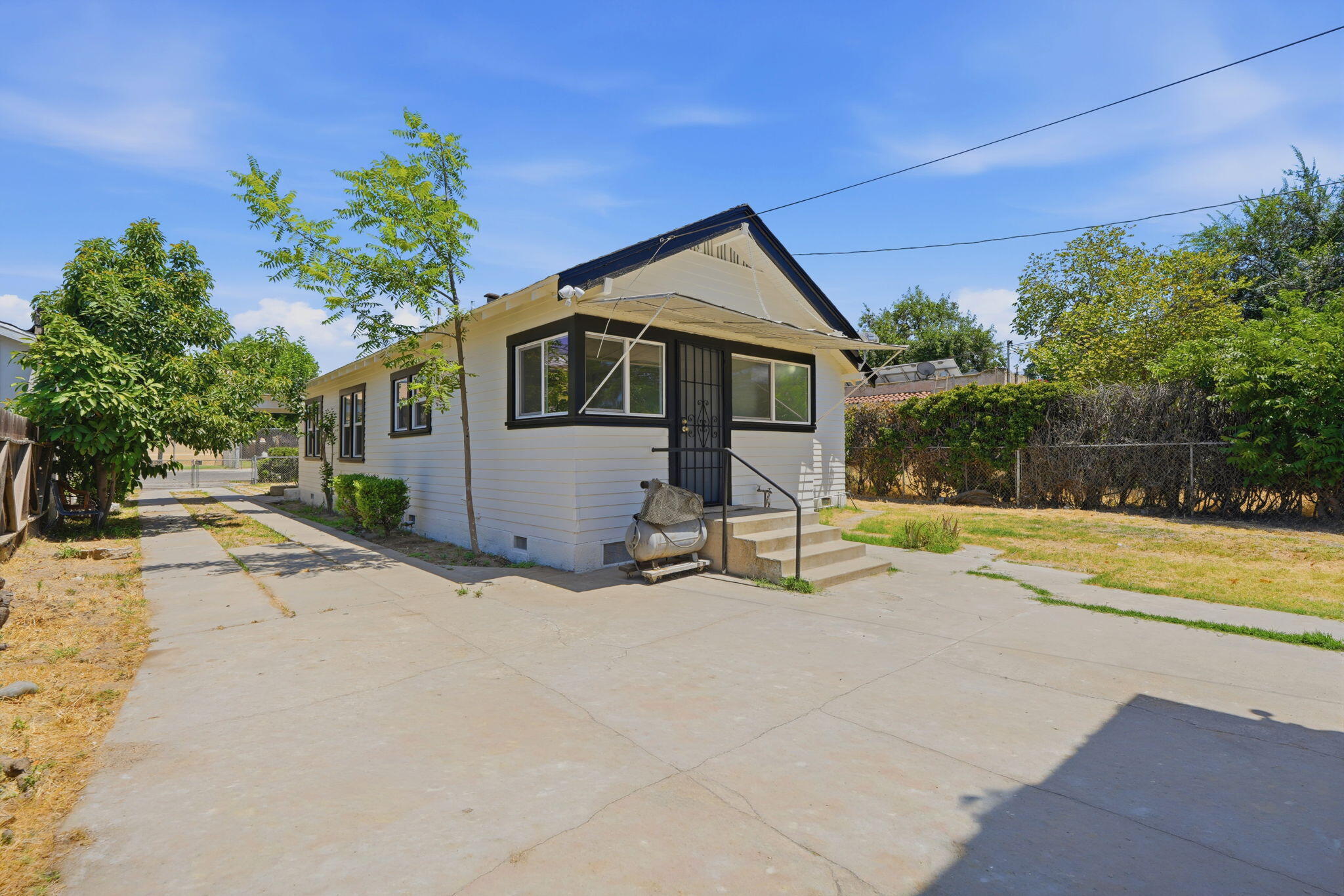 35 S Howland St, Porterville, CA 93257