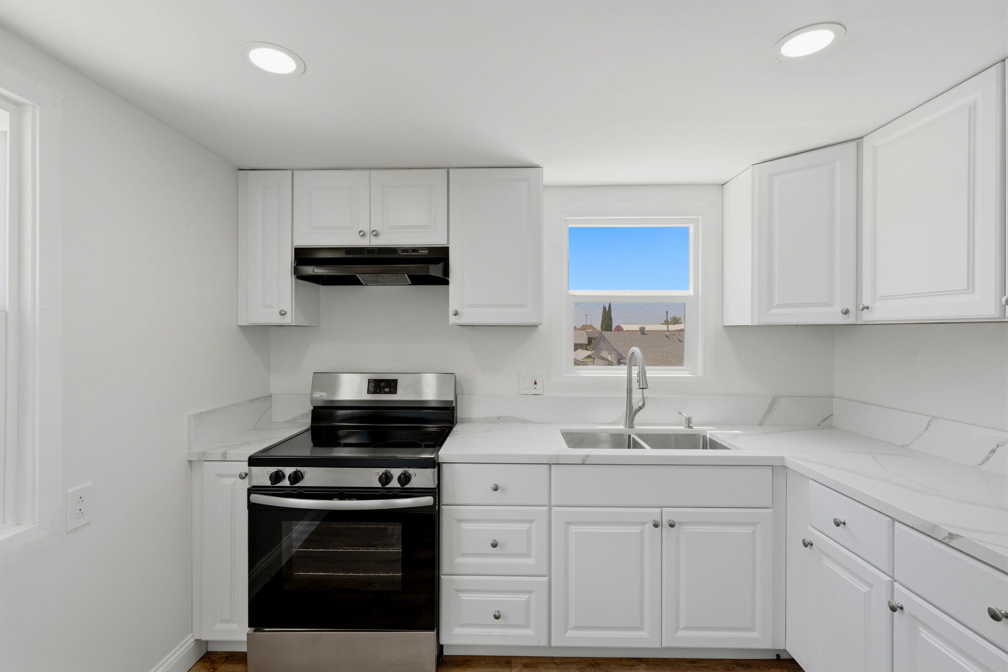 35 S Howland St, Porterville, CA 93257