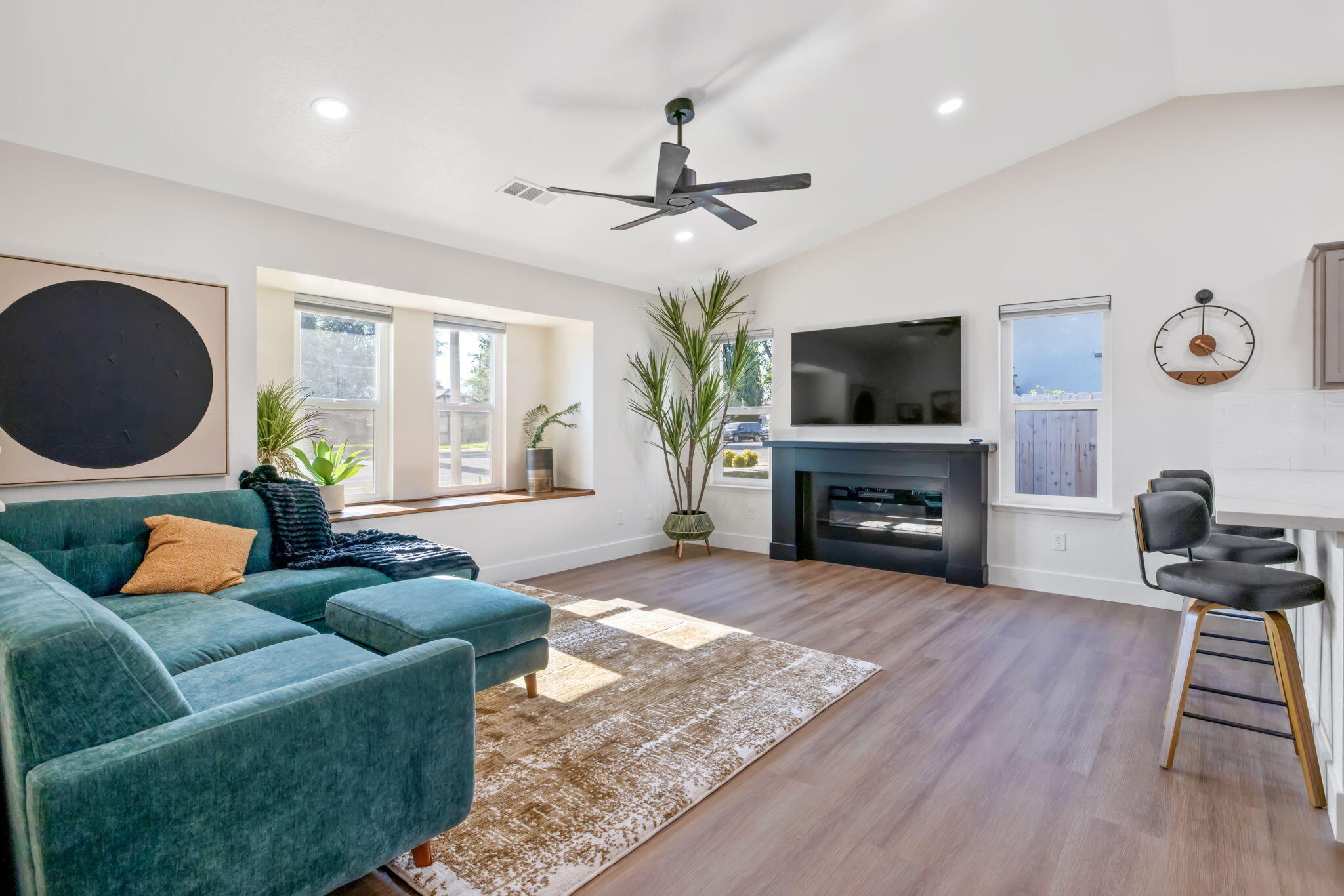 1222 N Laspina St, Tulare, CA 93274
