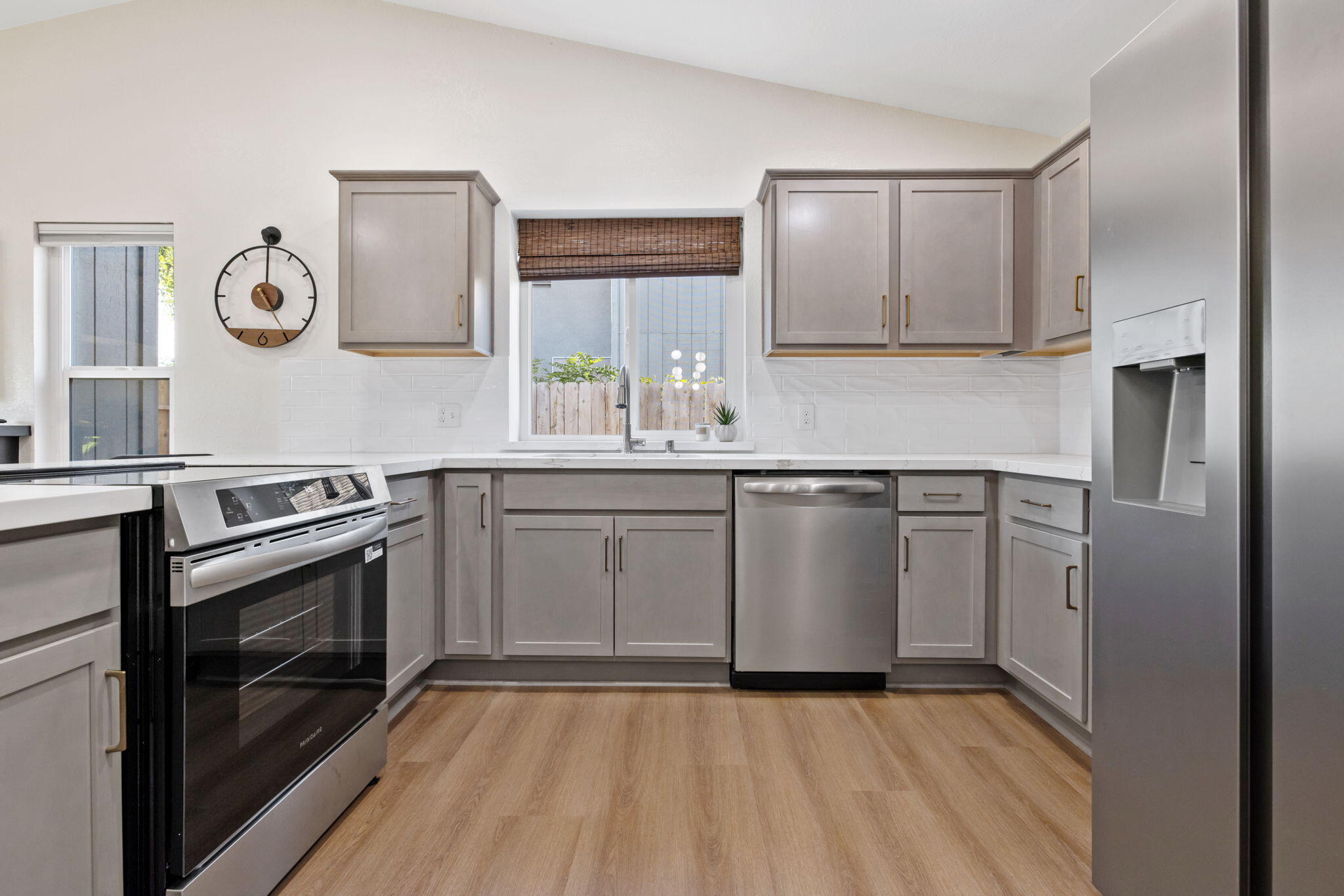 1222 N Laspina St, Tulare, CA 93274