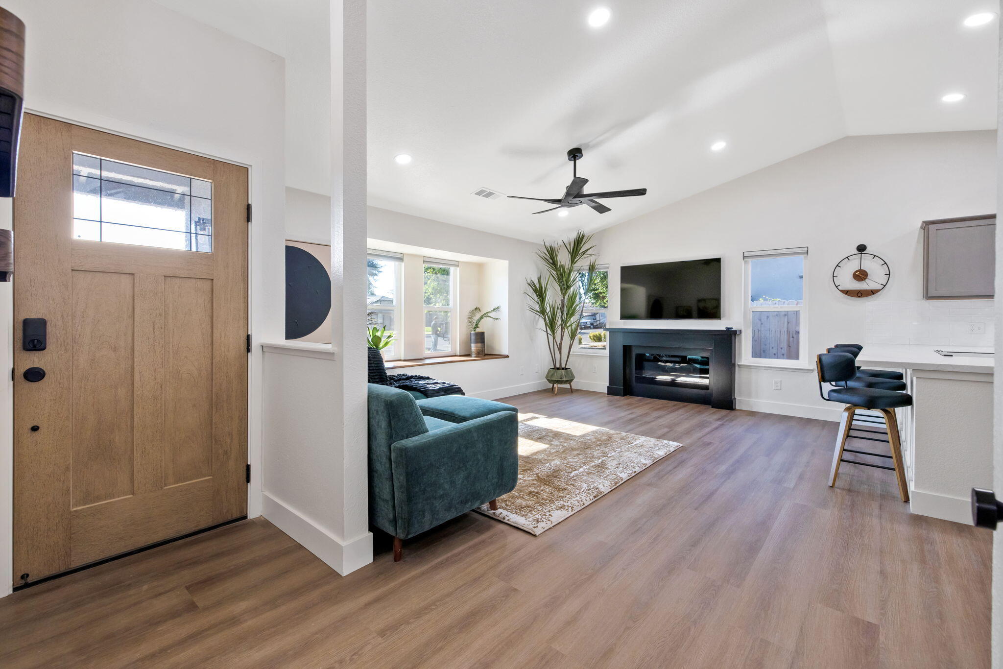 1222 N Laspina St, Tulare, CA 93274