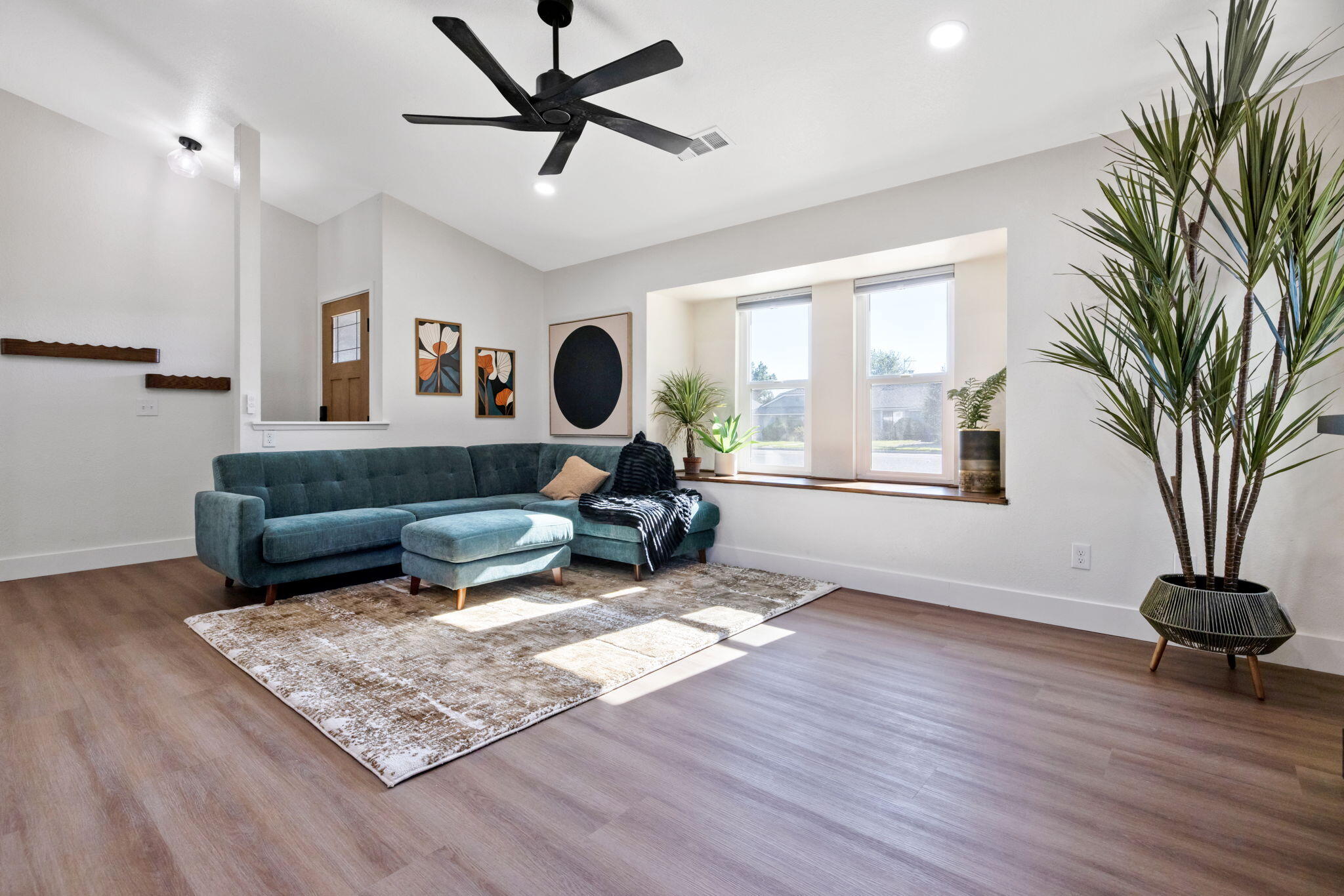 1222 N Laspina St, Tulare, CA 93274