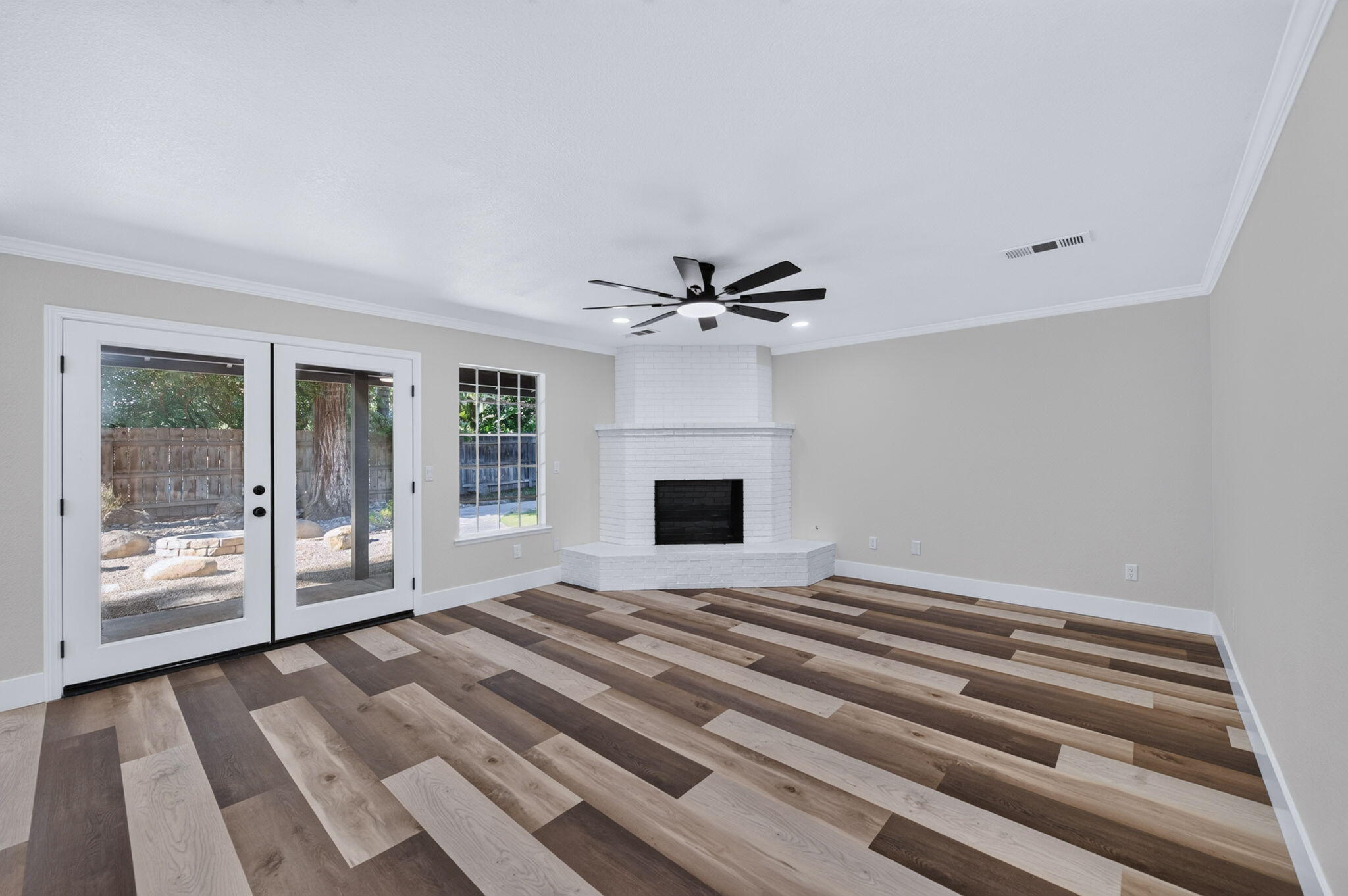 348 E Sunnyside Ave, Visalia, CA 93277