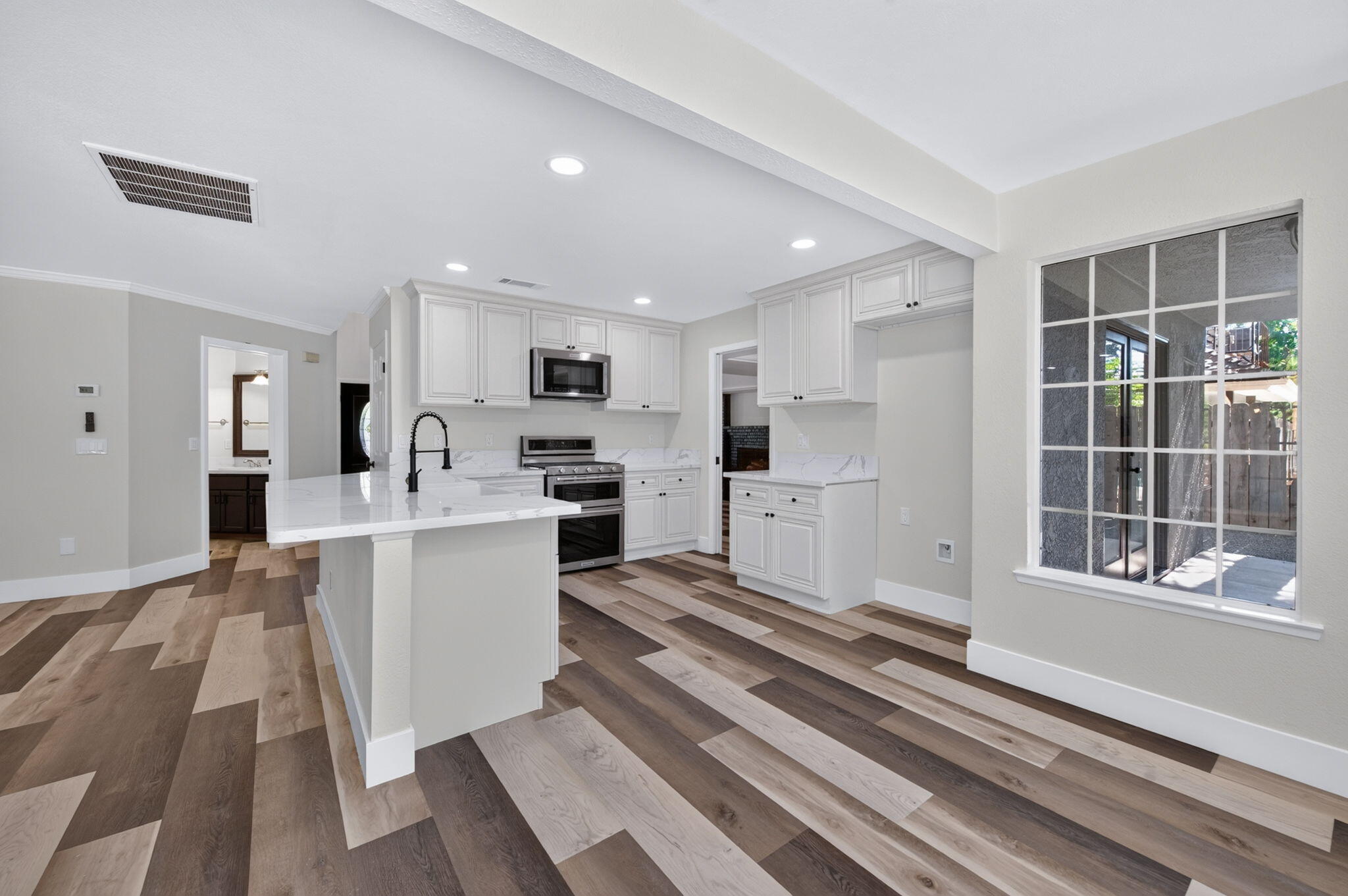 348 E Sunnyside Ave, Visalia, CA 93277
