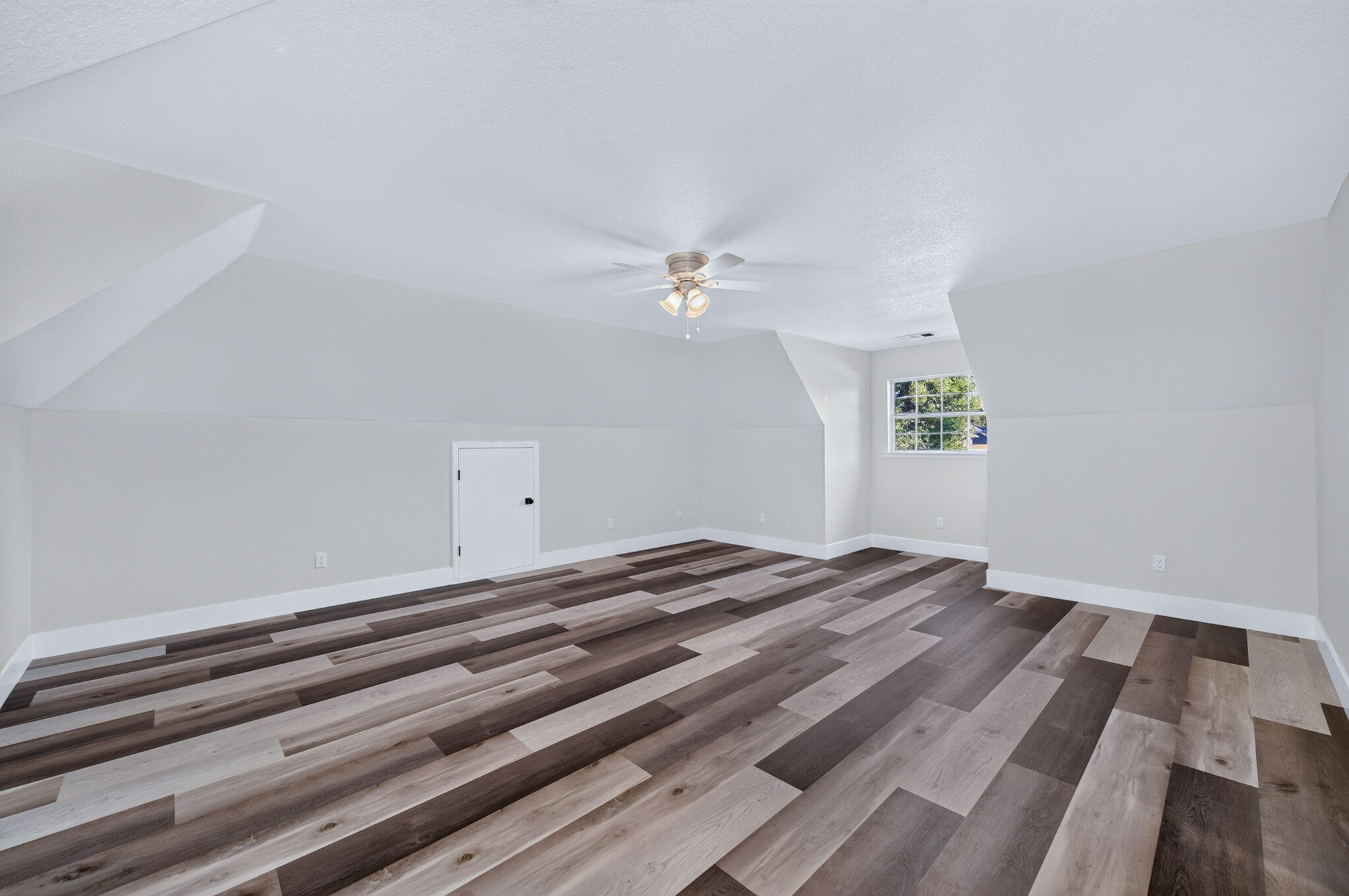 348 E Sunnyside Ave, Visalia, CA 93277