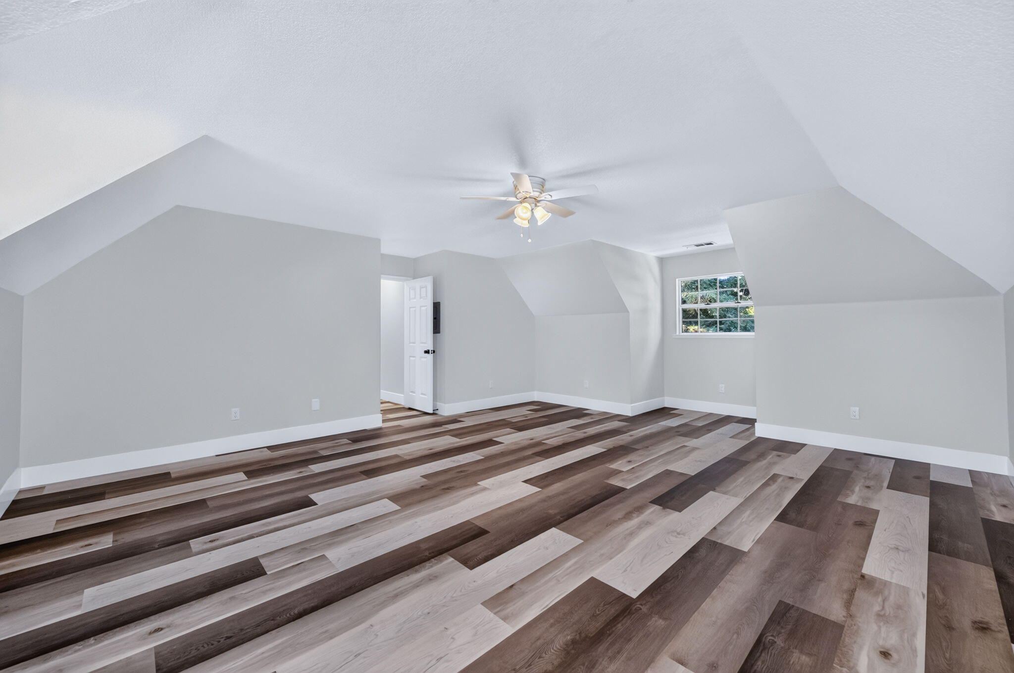 348 E Sunnyside Ave, Visalia, CA 93277