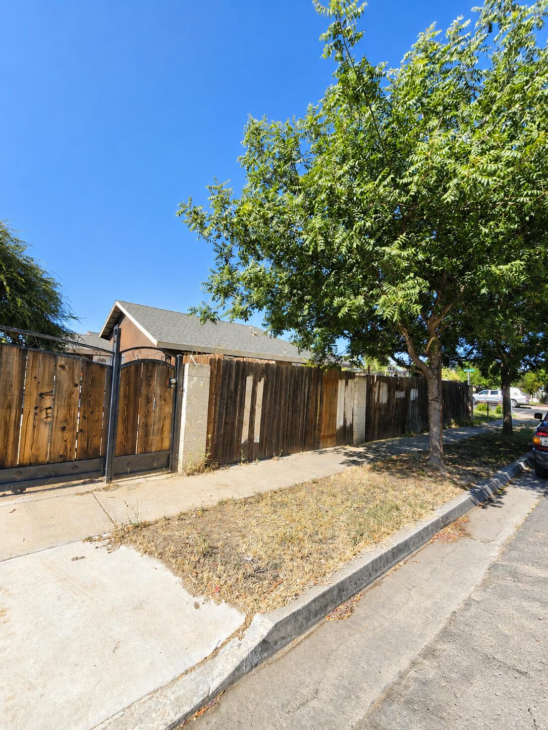 1055 Celaya St, Orange Cove, CA 93646