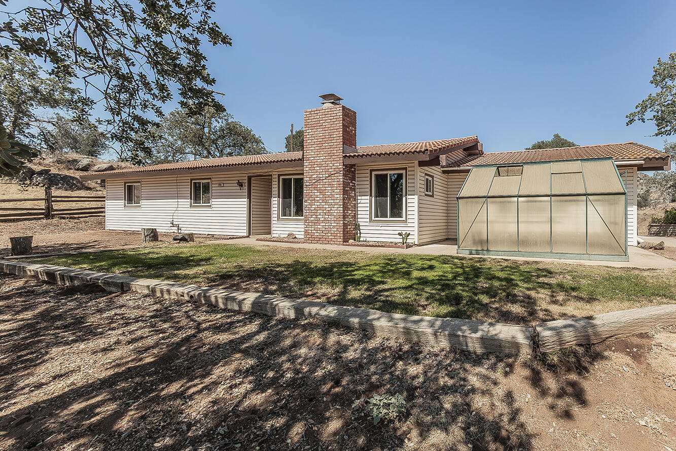22085 Watts Valley Rd, Sanger, CA 93657