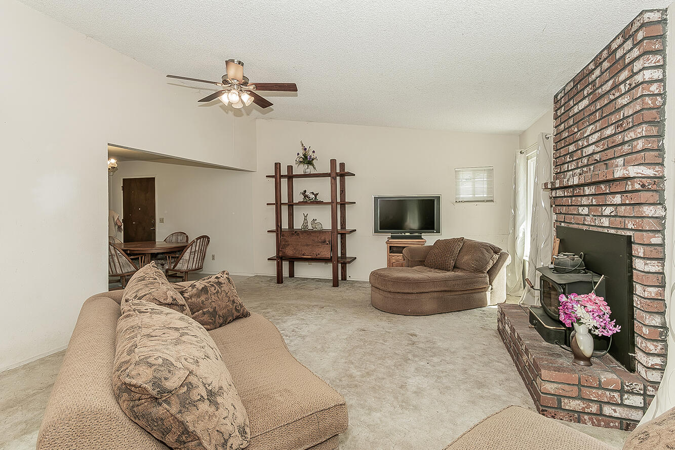 22085 Watts Valley Rd, Sanger, CA 93657