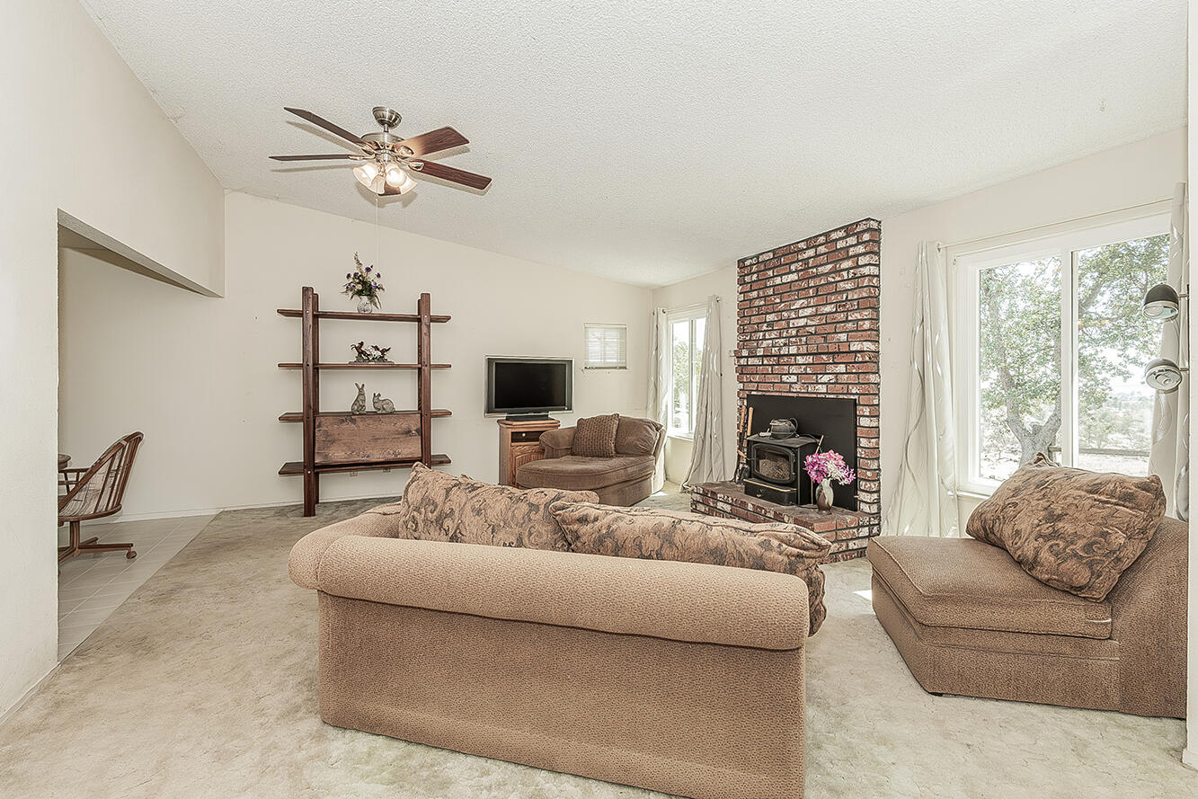 22085 Watts Valley Rd, Sanger, CA 93657