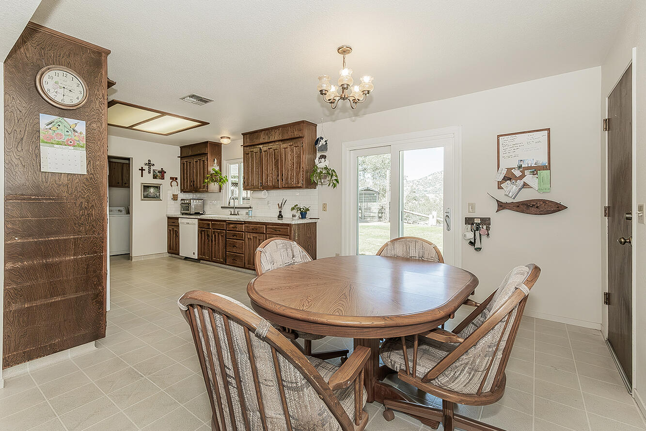 22085 Watts Valley Rd, Sanger, CA 93657