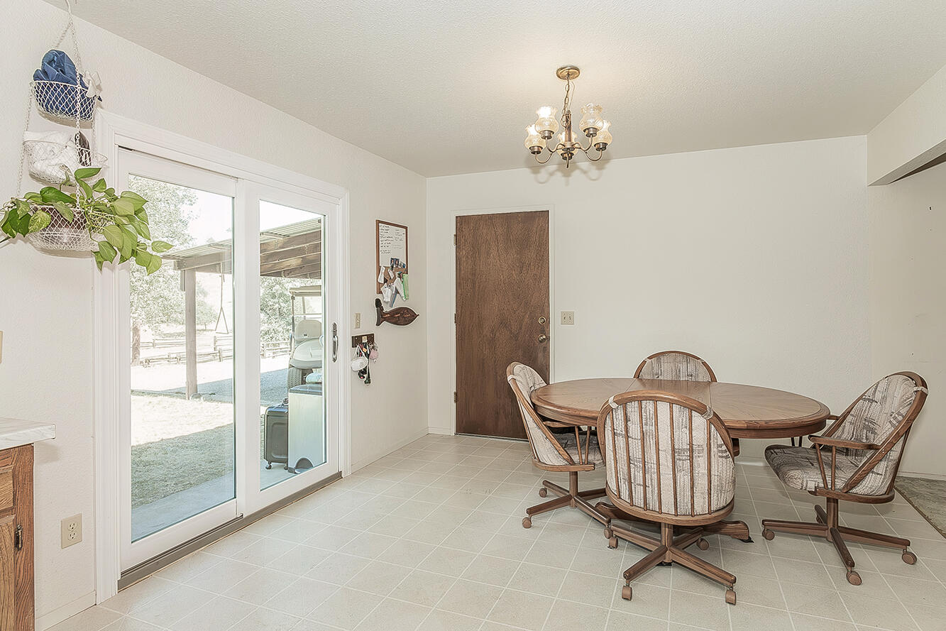 22085 Watts Valley Rd, Sanger, CA 93657