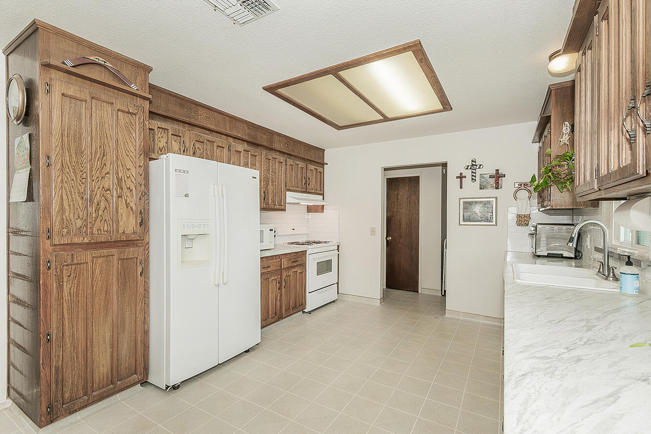 22085 Watts Valley Rd, Sanger, CA 93657