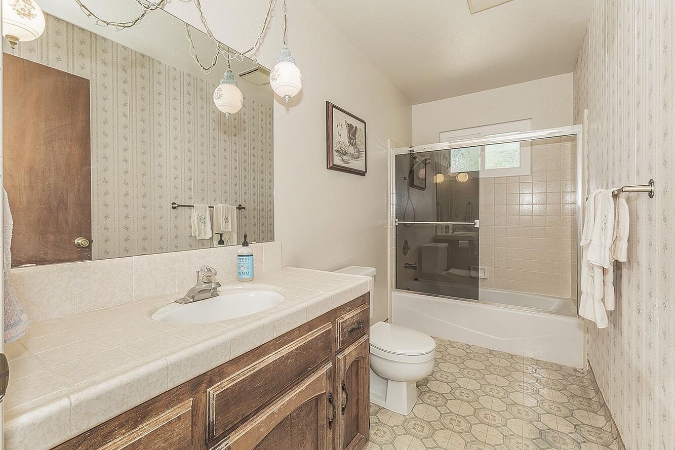 22085 Watts Valley Rd, Sanger, CA 93657