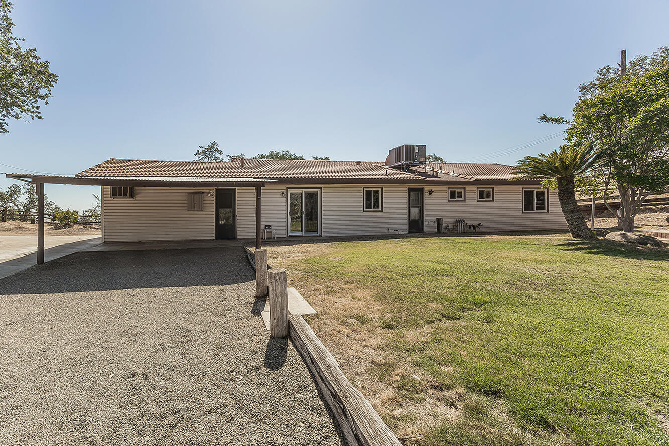 22085 Watts Valley Rd, Sanger, CA 93657