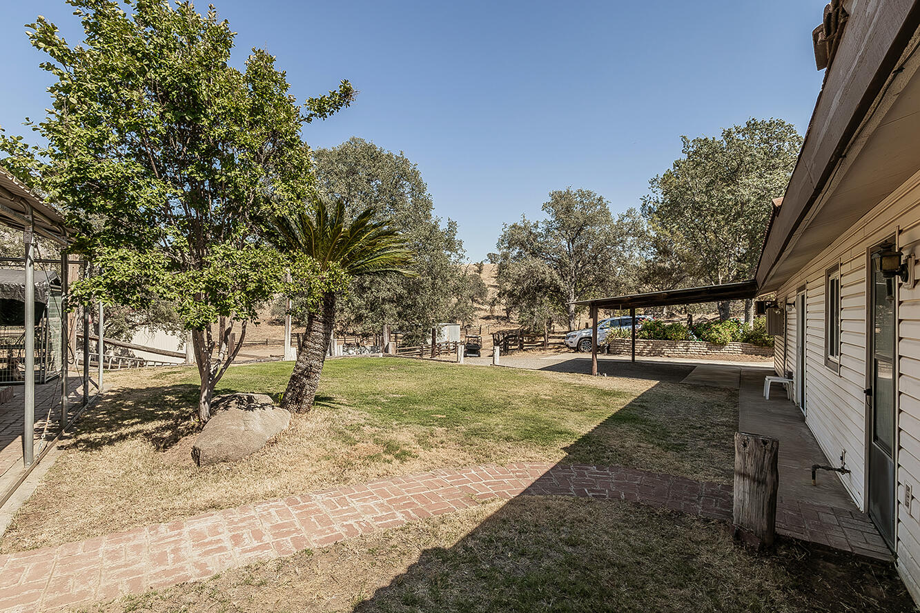 22085 Watts Valley Rd, Sanger, CA 93657