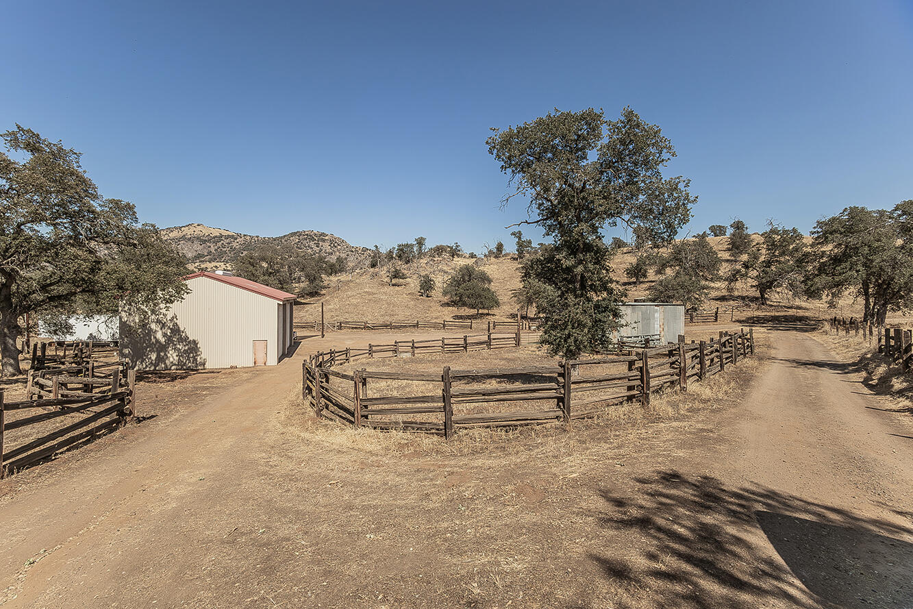 22085 Watts Valley Rd, Sanger, CA 93657