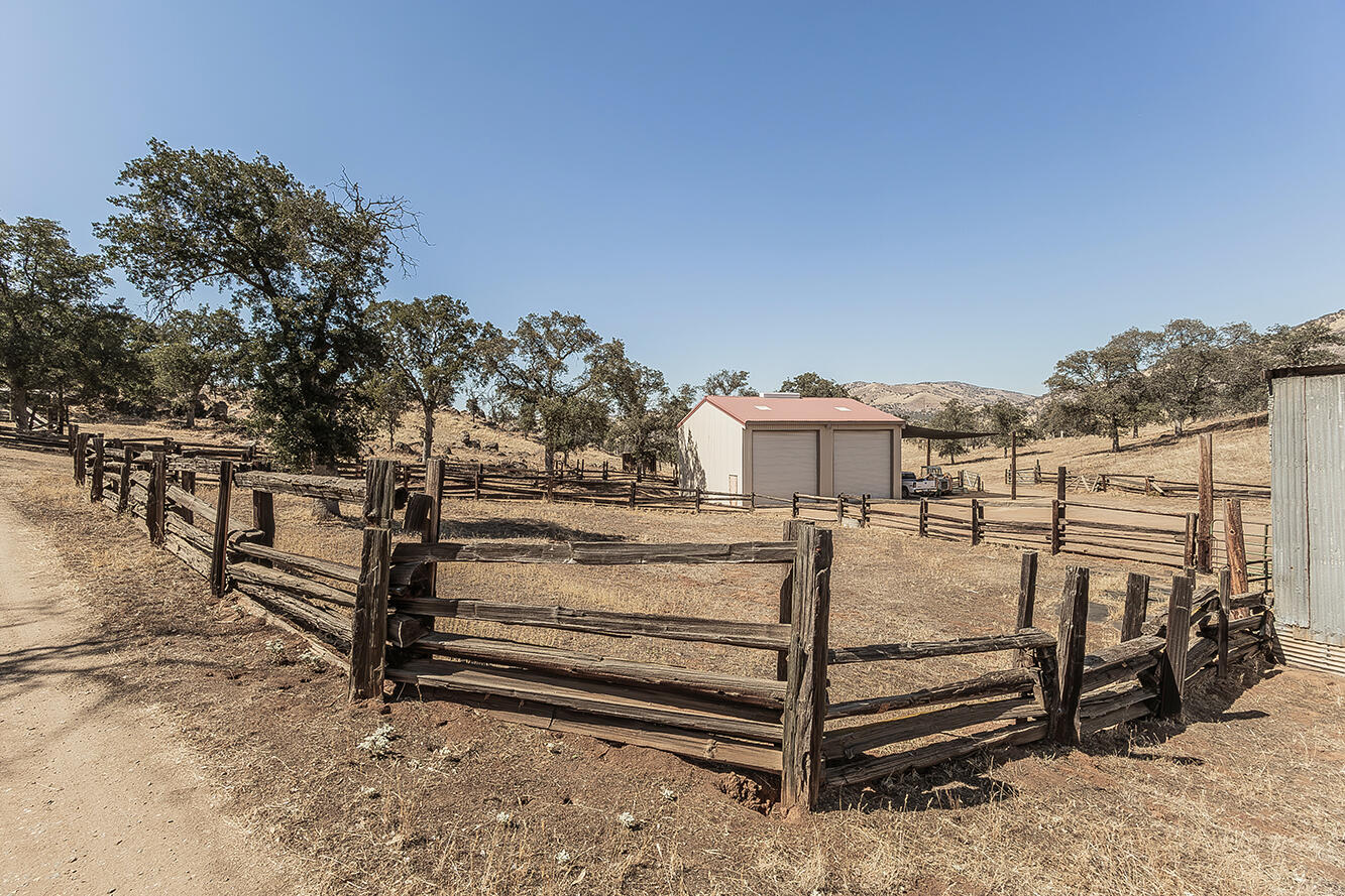 22085 Watts Valley Rd, Sanger, CA 93657