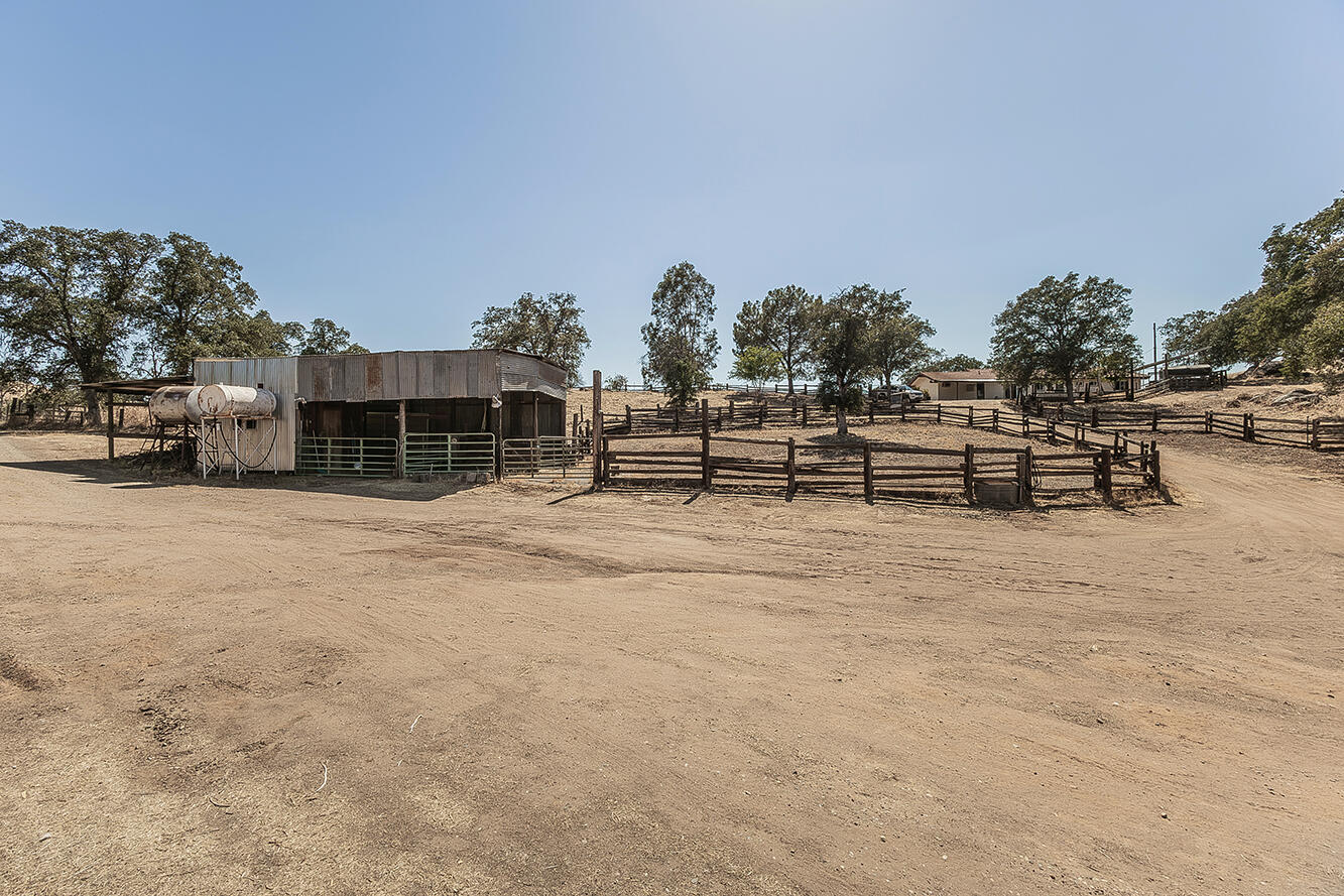22085 Watts Valley Rd, Sanger, CA 93657