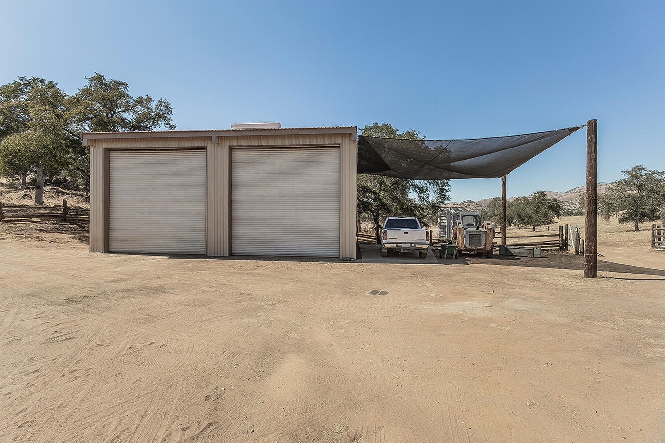 22085 Watts Valley Rd, Sanger, CA 93657