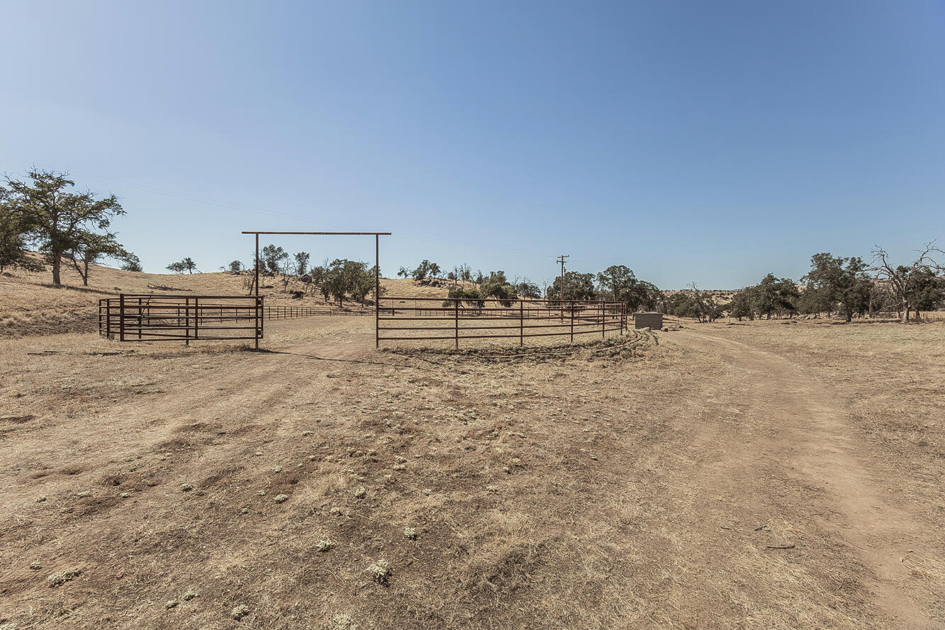 22085 Watts Valley Rd, Sanger, CA 93657