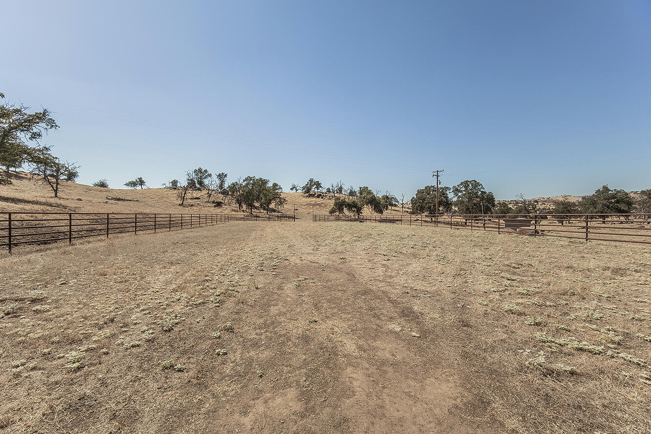 22085 Watts Valley Rd, Sanger, CA 93657