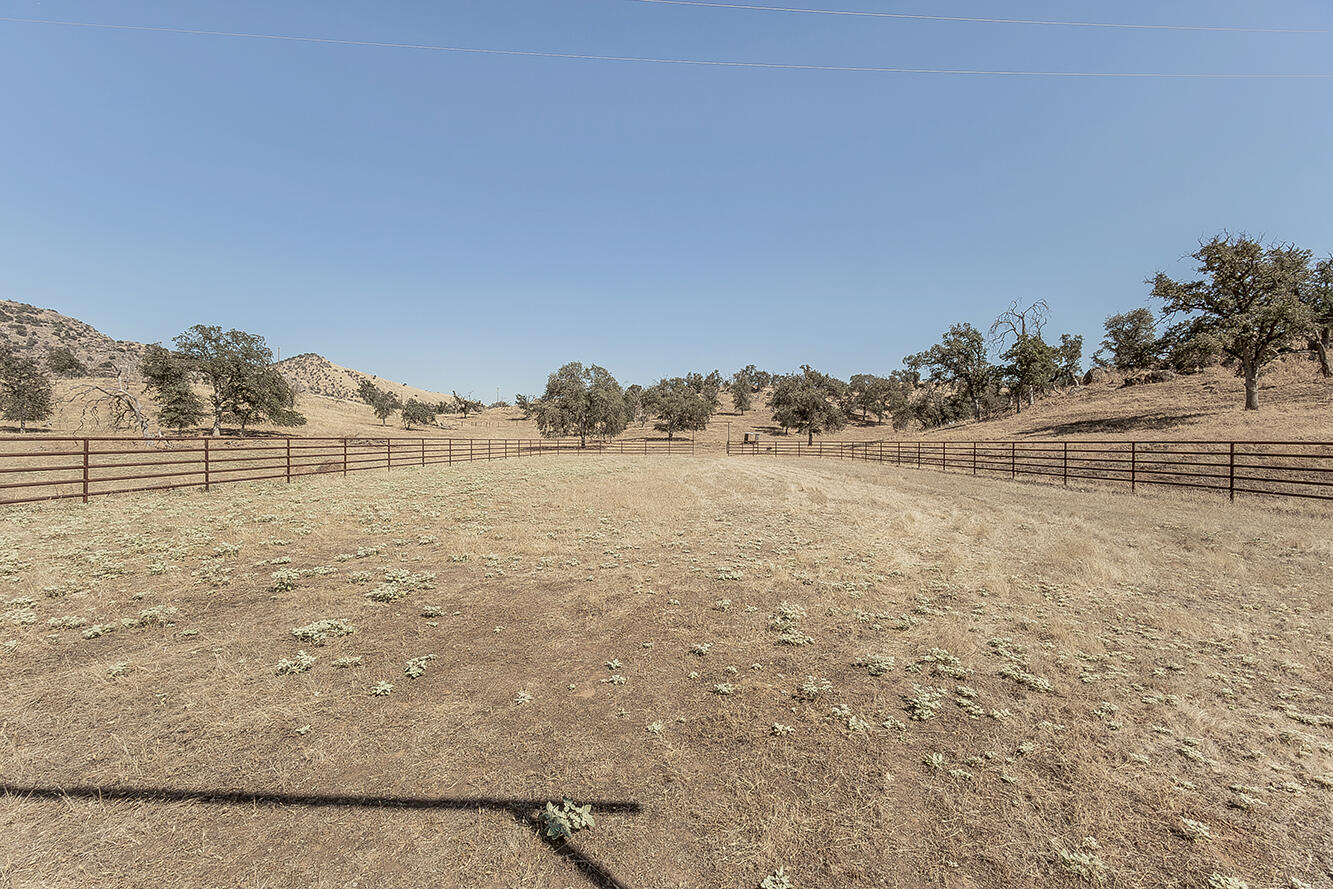 22085 Watts Valley Rd, Sanger, CA 93657