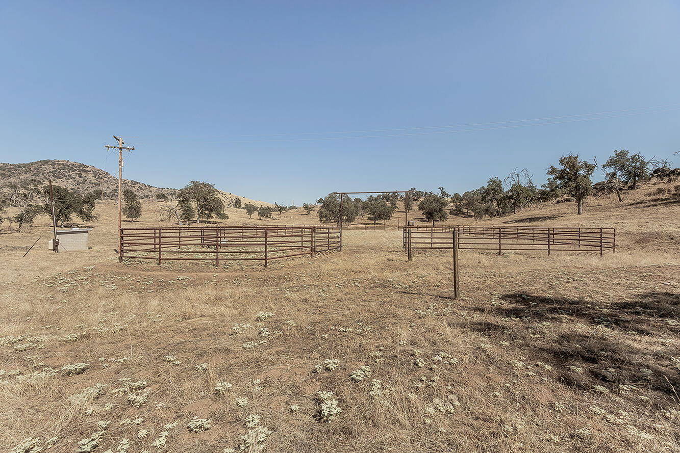 22085 Watts Valley Rd, Sanger, CA 93657