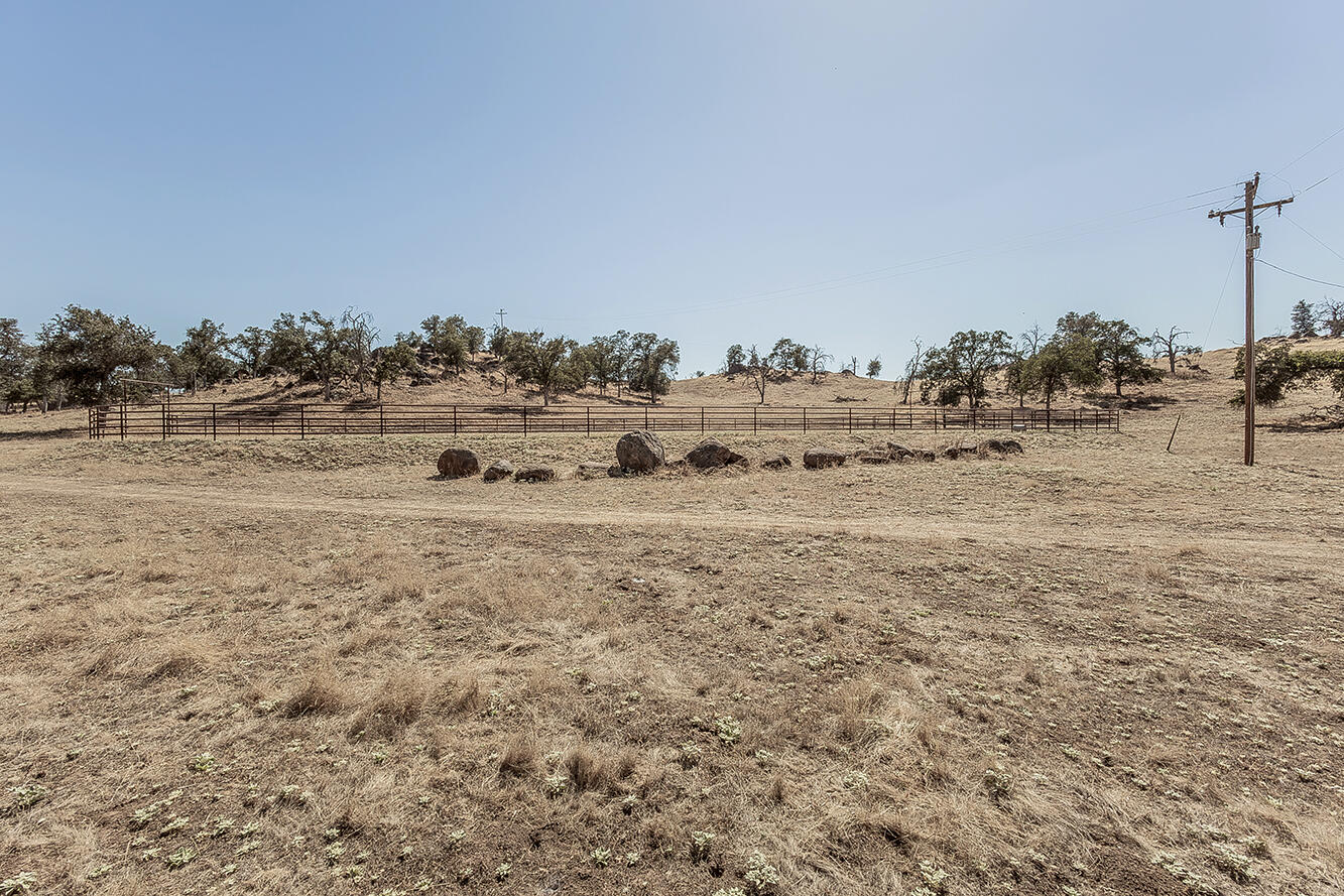 22085 Watts Valley Rd, Sanger, CA 93657