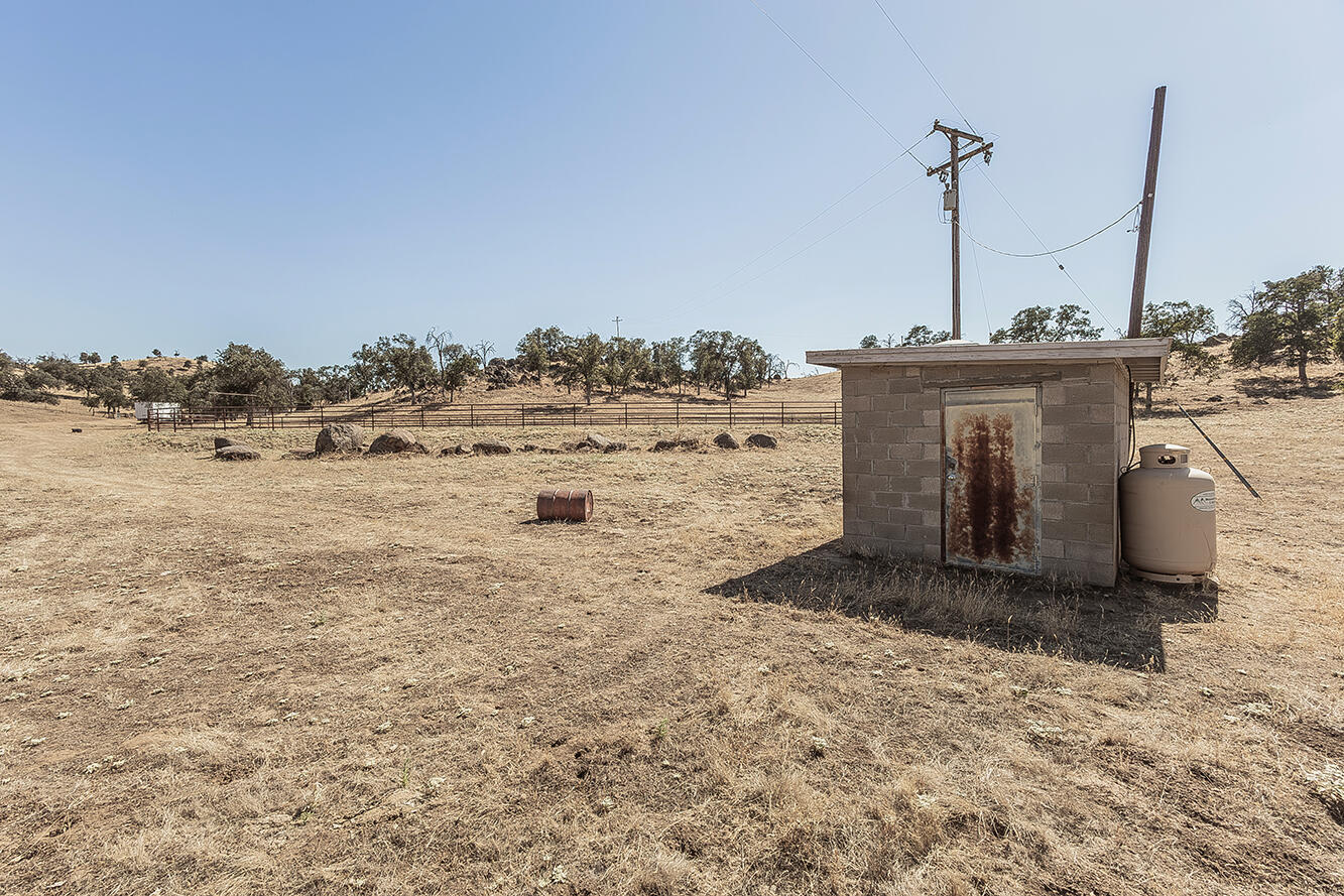 22085 Watts Valley Rd, Sanger, CA 93657