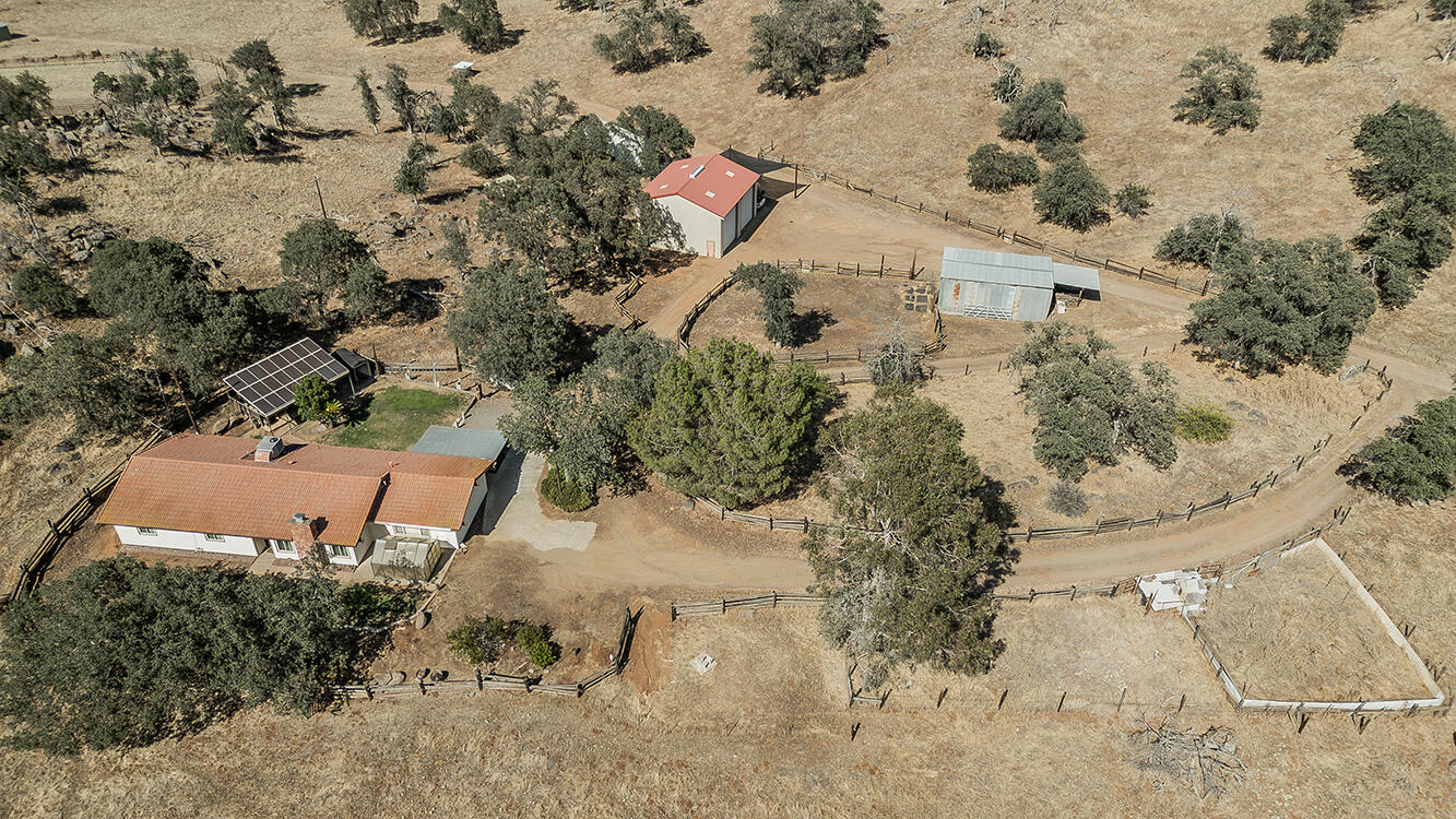 22085 Watts Valley Rd, Sanger, CA 93657