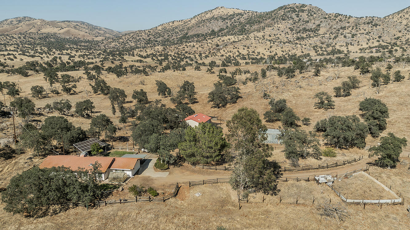 22085 Watts Valley Rd, Sanger, CA 93657