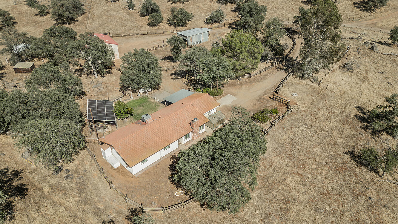 22085 Watts Valley Rd, Sanger, CA 93657