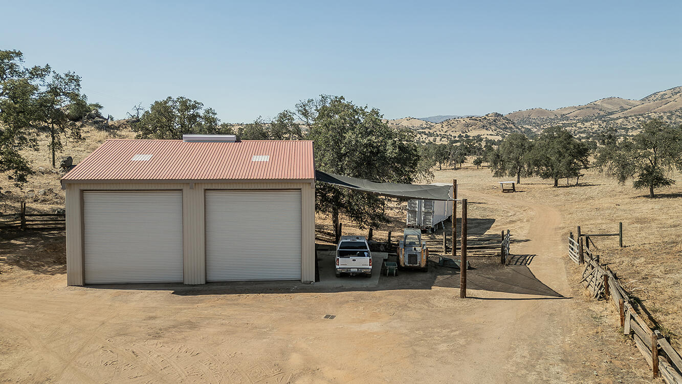 22085 Watts Valley Rd, Sanger, CA 93657