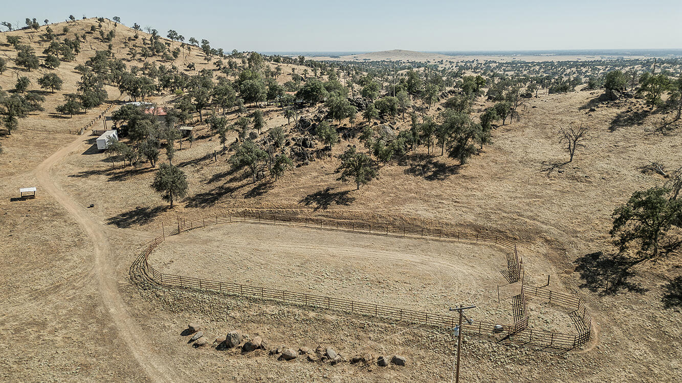 22085 Watts Valley Rd, Sanger, CA 93657