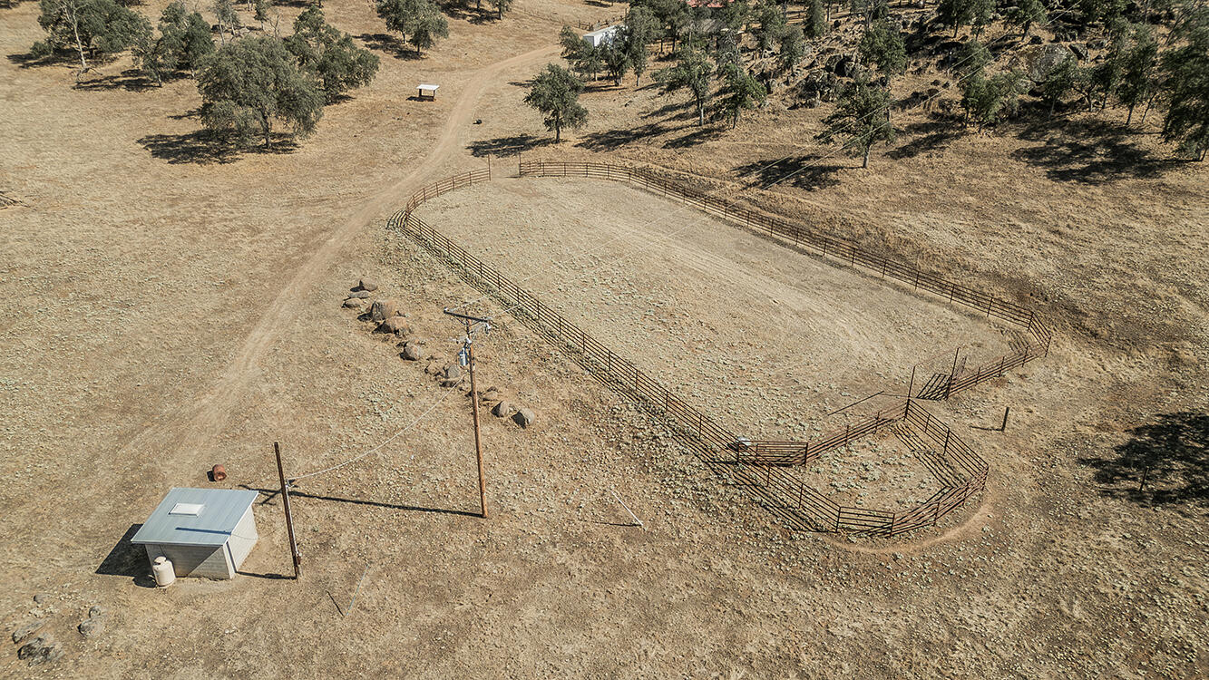 22085 Watts Valley Rd, Sanger, CA 93657