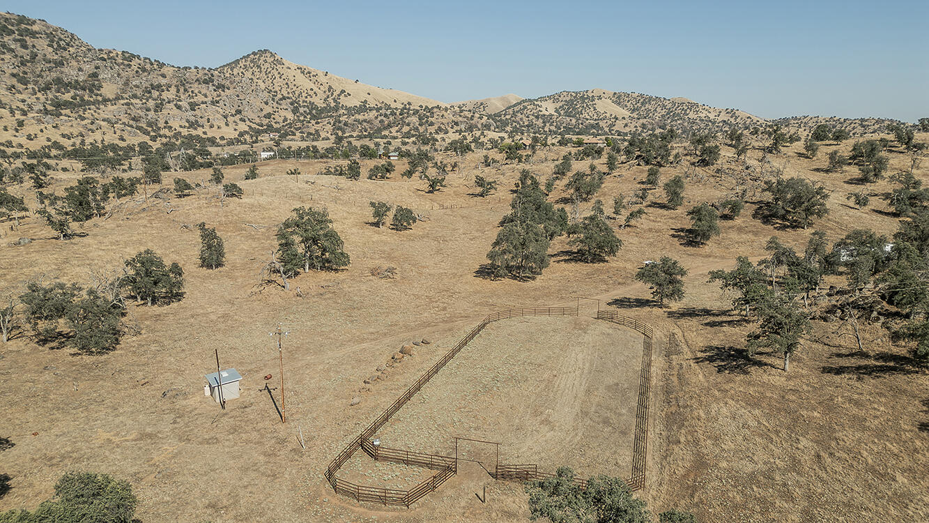 22085 Watts Valley Rd, Sanger, CA 93657