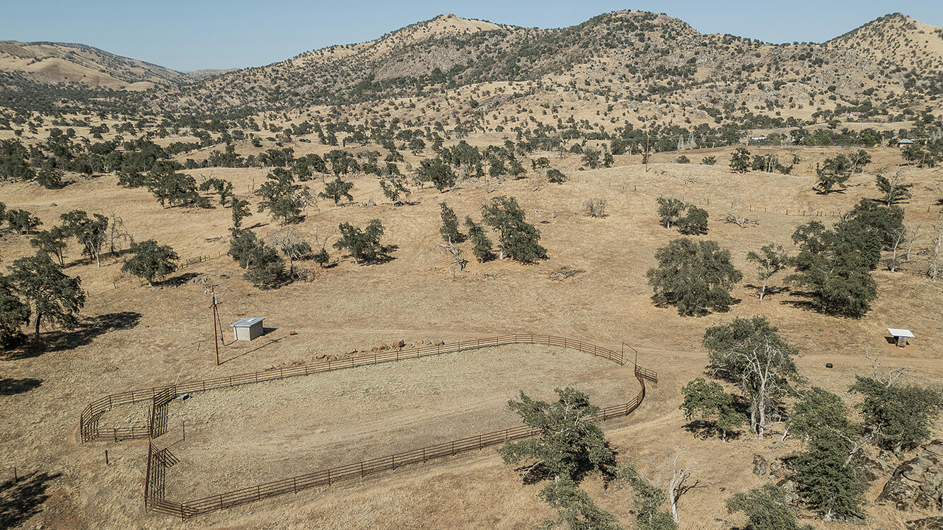 22085 Watts Valley Rd, Sanger, CA 93657