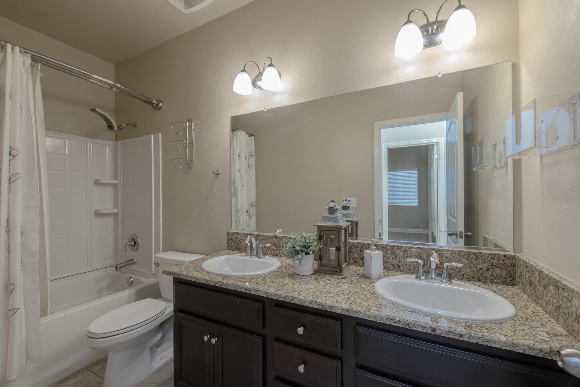 3728 W Ceres Ct, Visalia, CA 93291