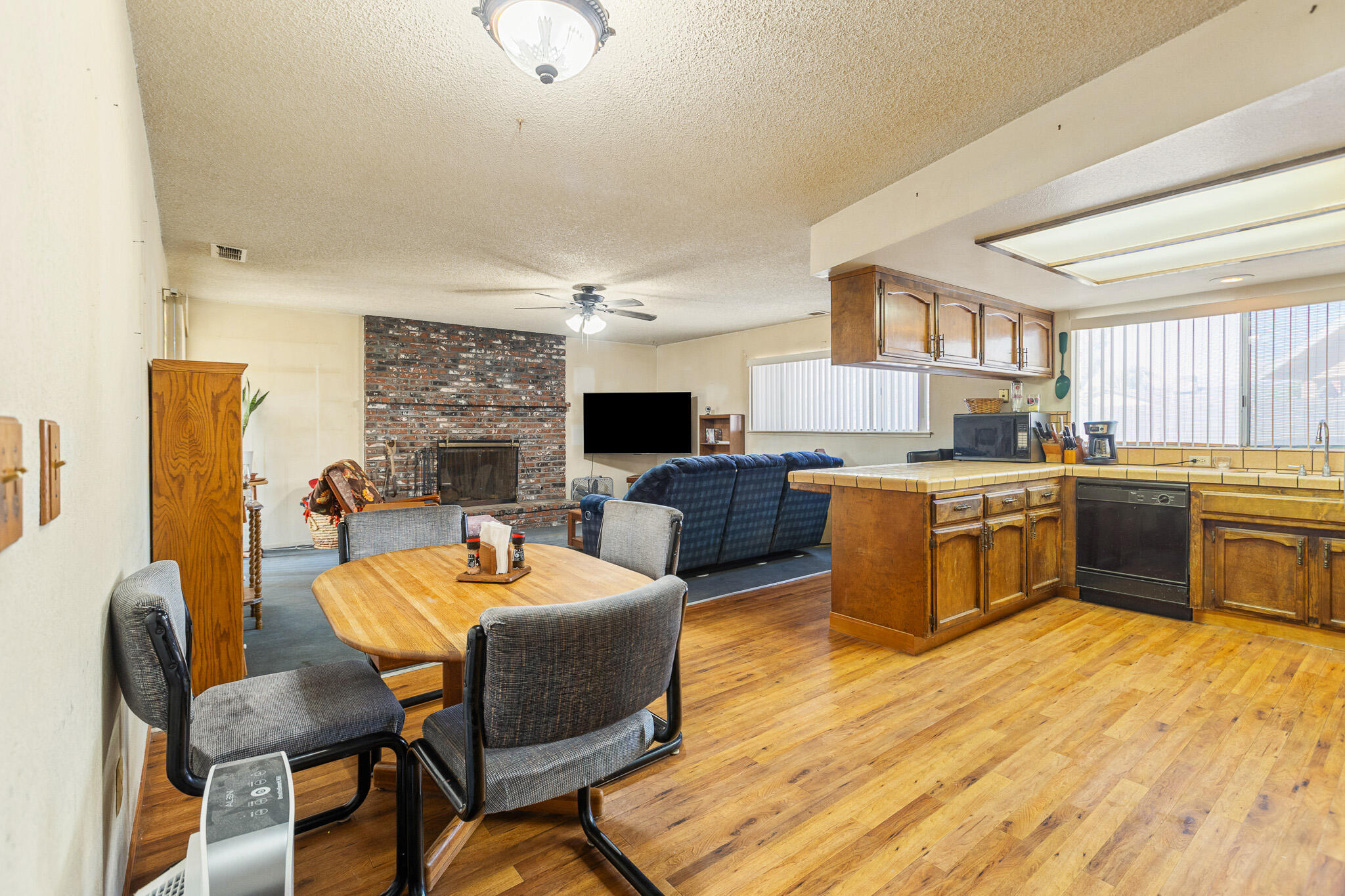 1660 W Gerry Ct, Porterville, CA 93257