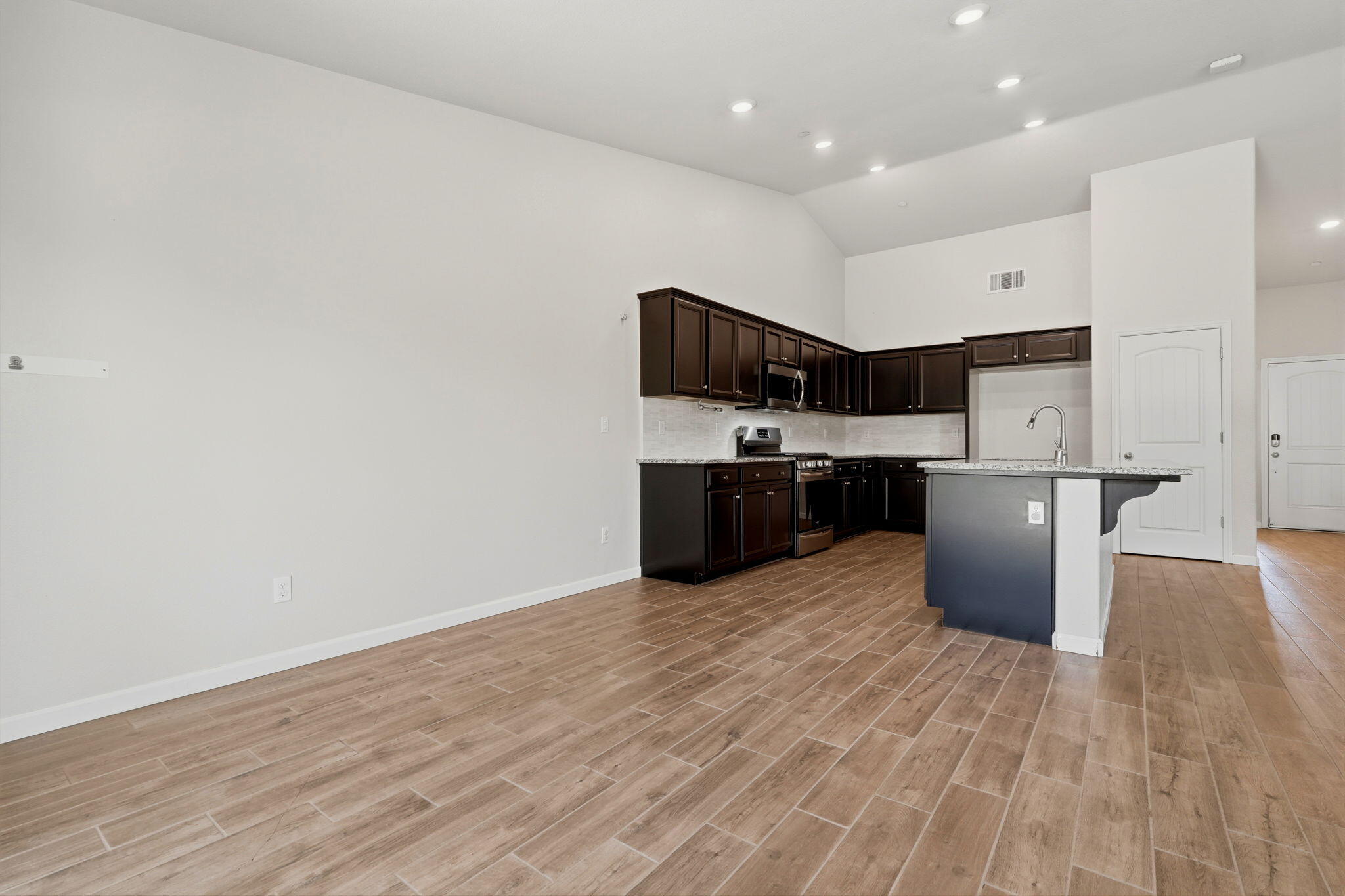 2081 Madeline Dr, Hanford, CA 93230