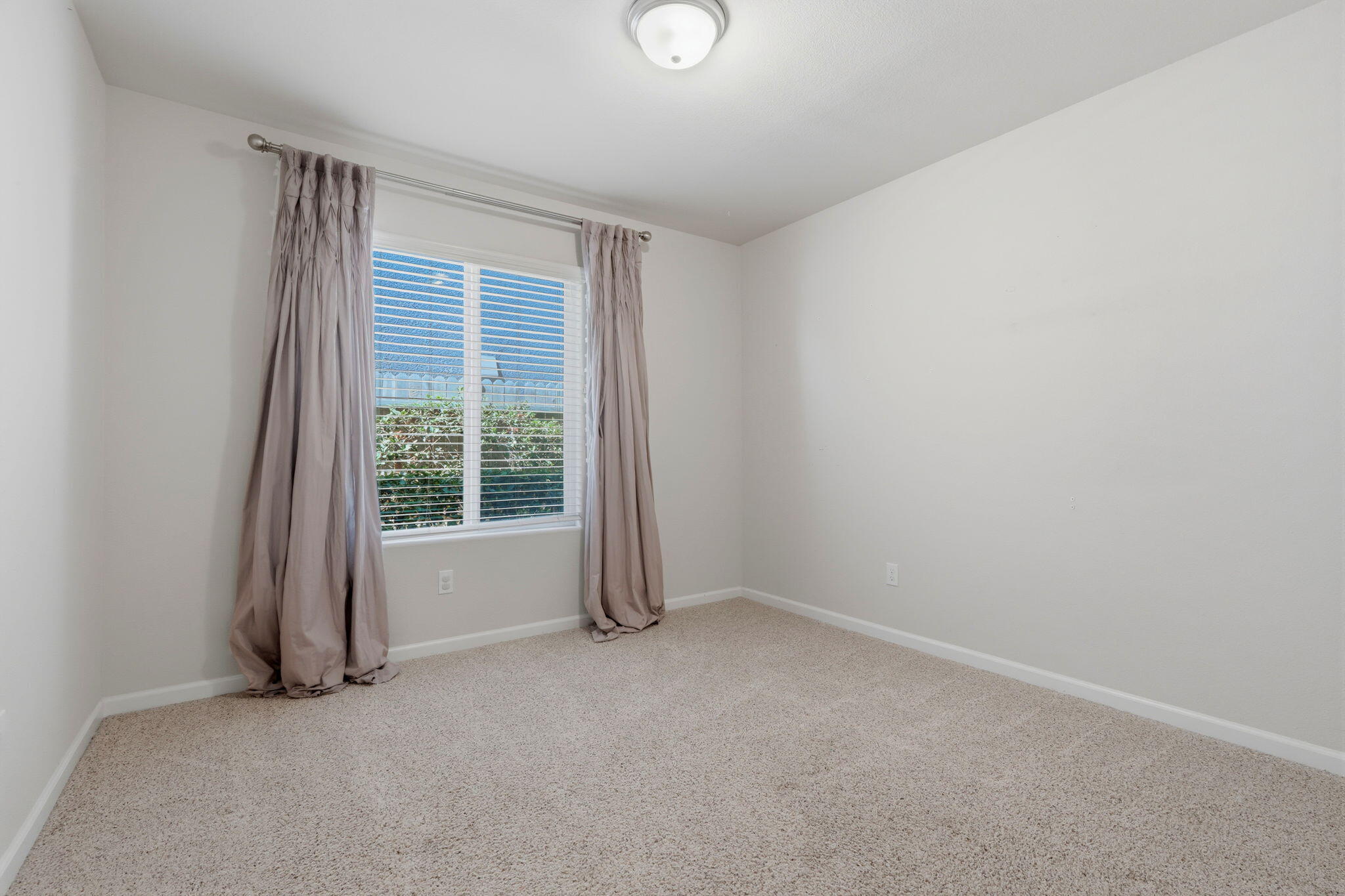 2081 Madeline Dr, Hanford, CA 93230