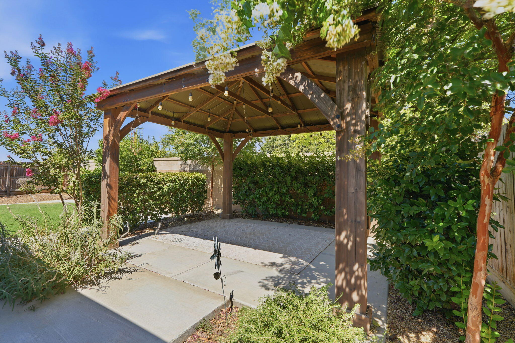 2081 Madeline Dr, Hanford, CA 93230
