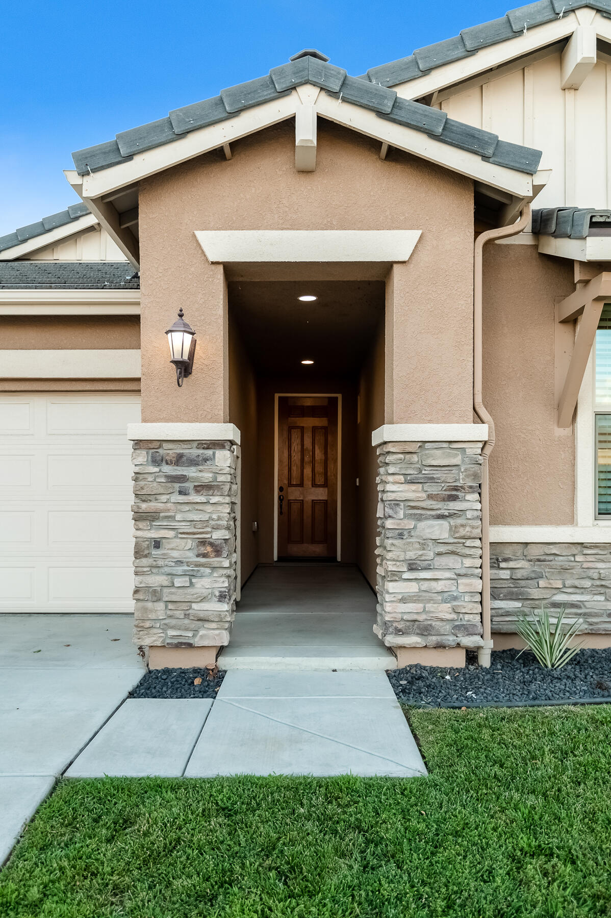 3239 N Elm St, Visalia, CA 93291