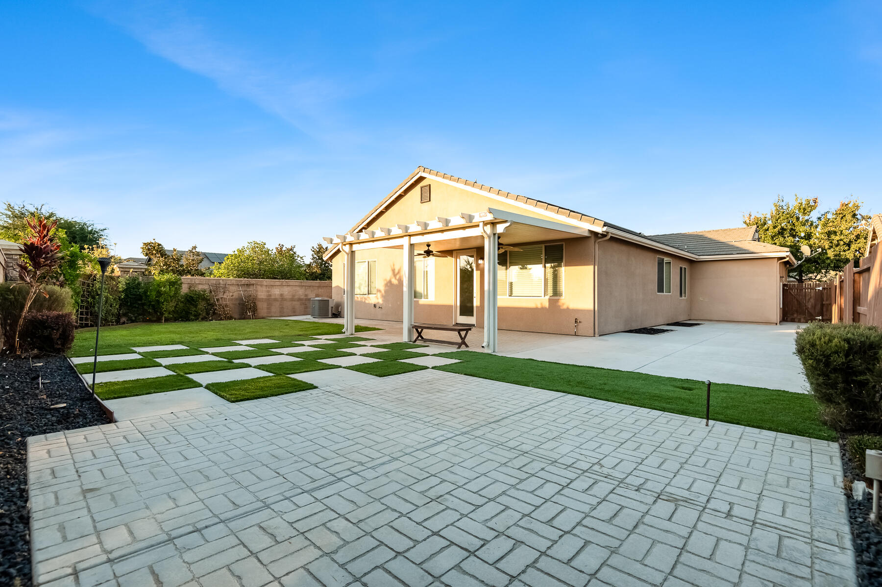 3239 N Elm St, Visalia, CA 93291