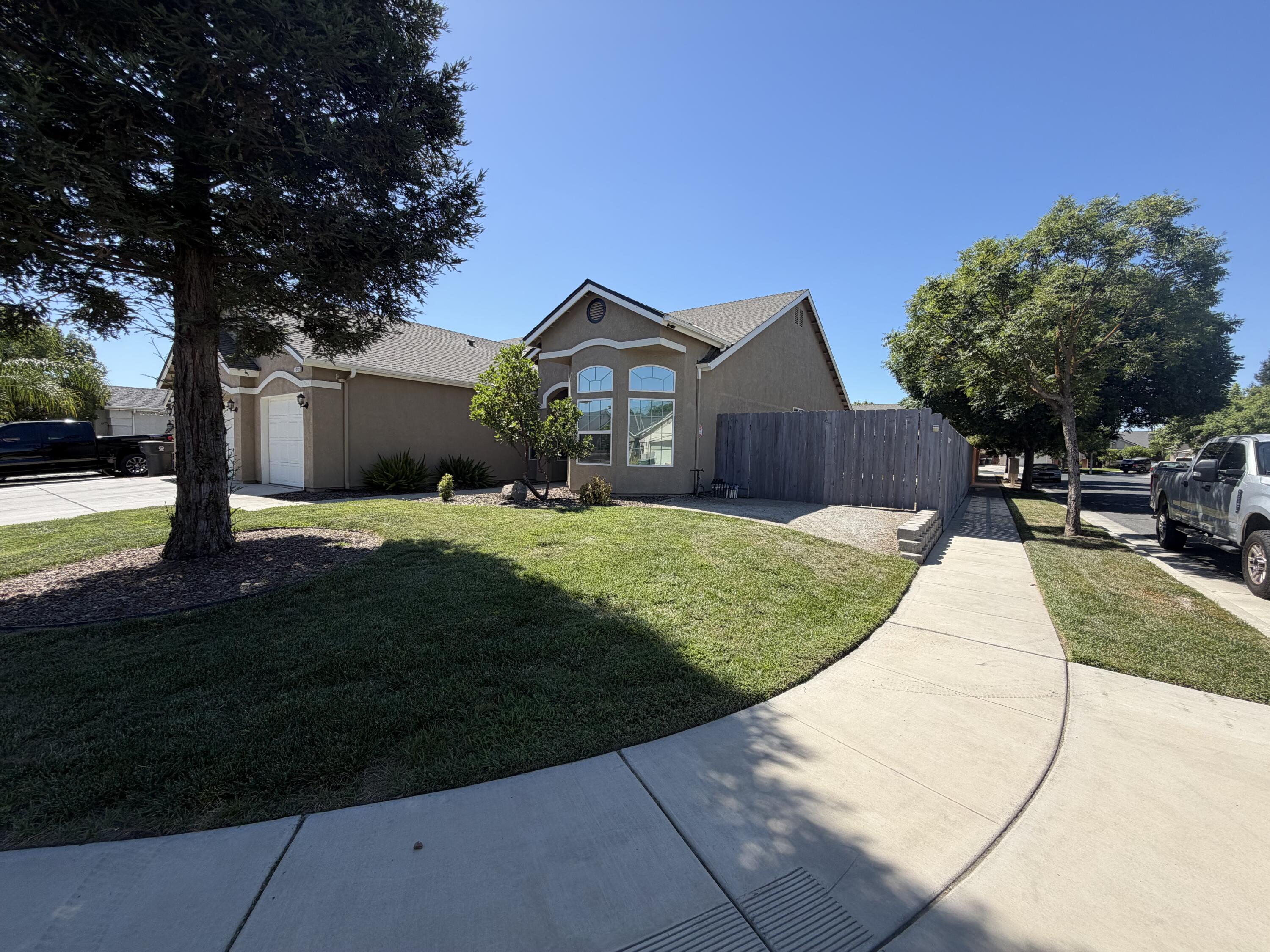 2289 E Kaiser Creek Ave, Tulare, CA 93274
